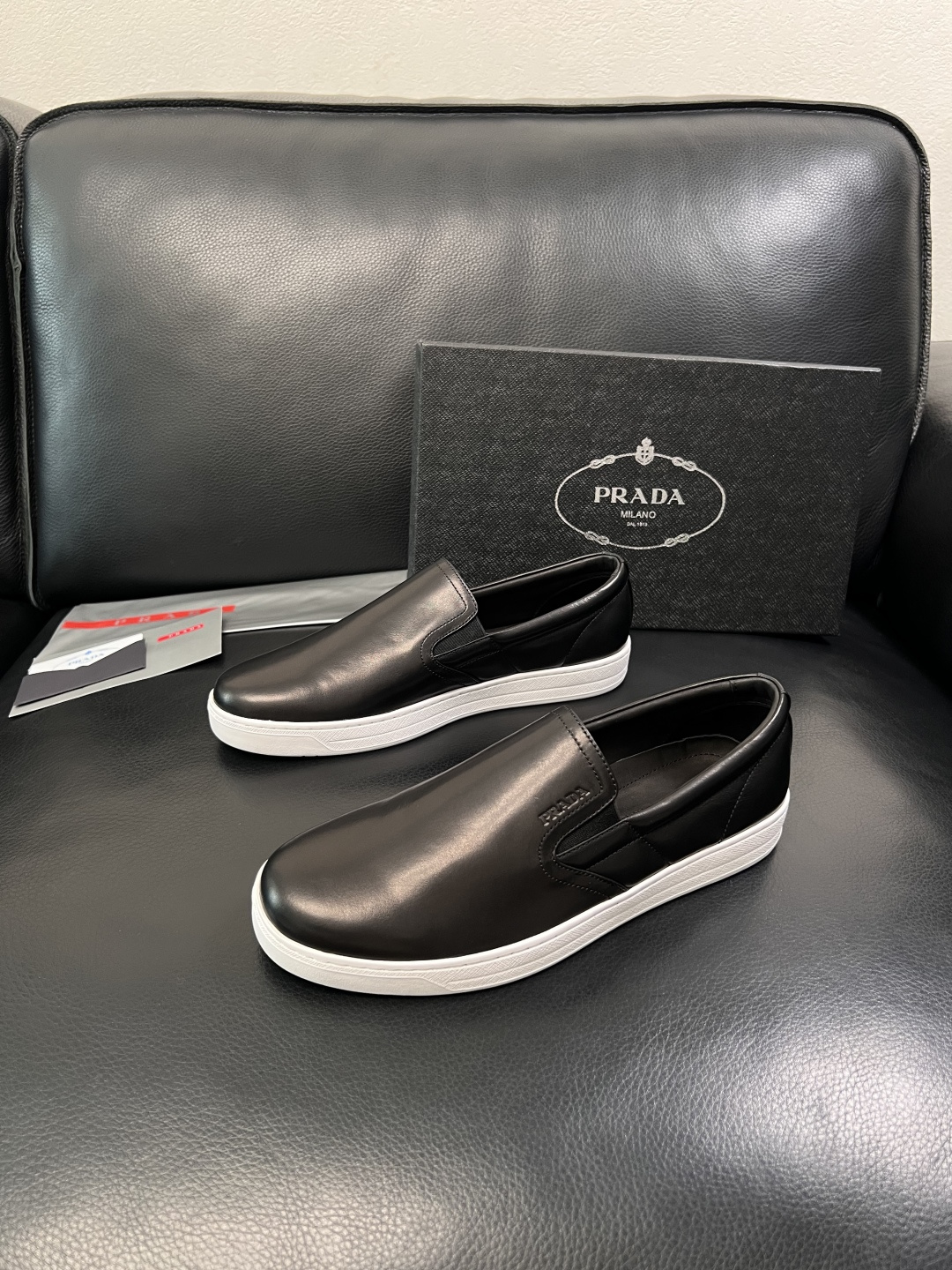 Prada  高品质  顶级工艺品，普拉达 专柜同步，原厂配置意大利进口牛皮面料，进口牛皮内里垫，透气舒
