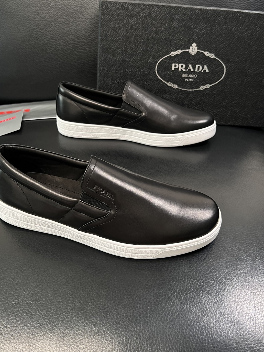 Prada  高品质  顶级工艺品，普拉达 专柜同步，原厂配置意大利进口牛皮面料，进口牛皮内里垫，透气舒