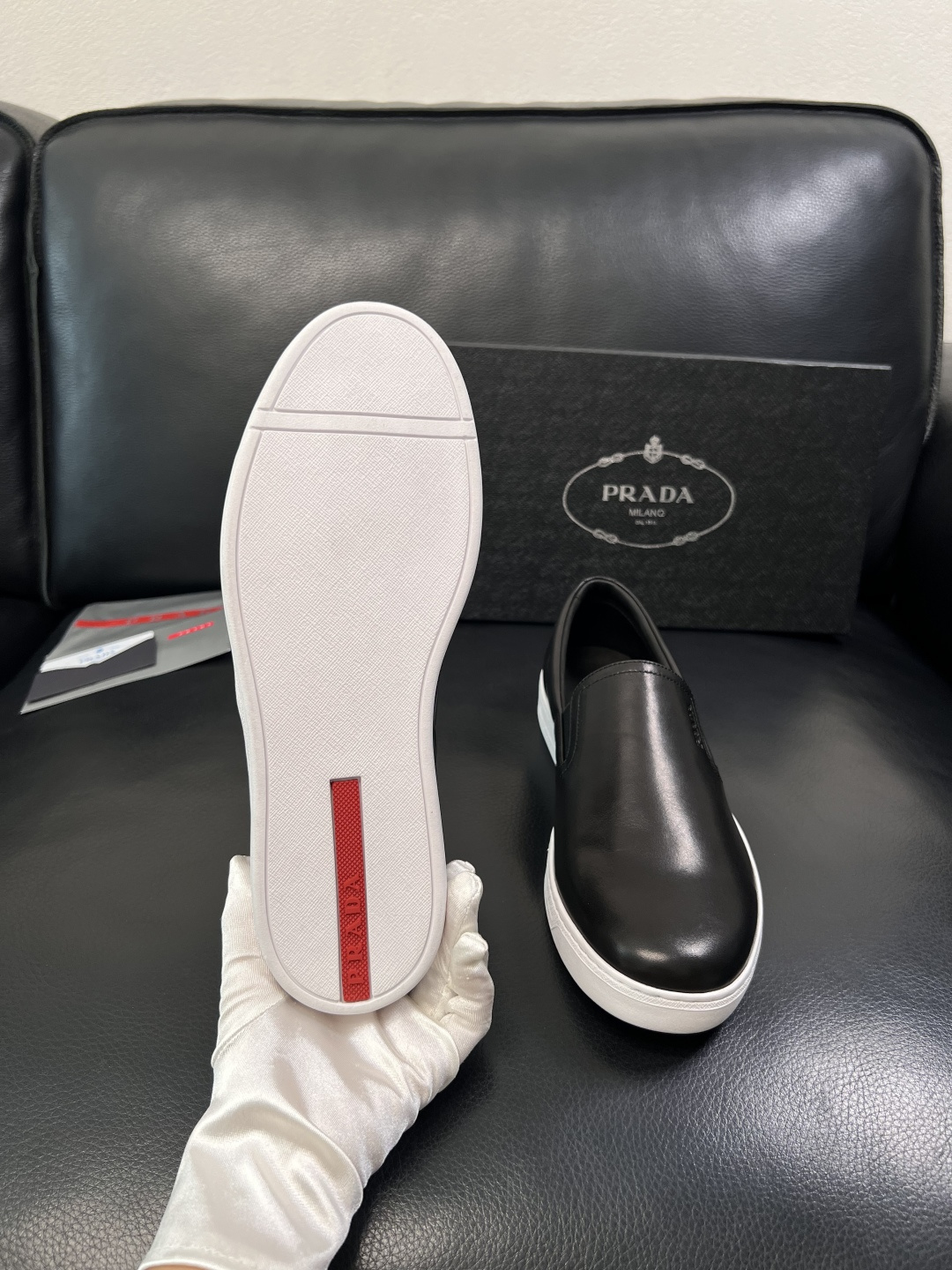 Prada  高品质  顶级工艺品，普拉达 专柜同步，原厂配置意大利进口牛皮面料，进口牛皮内里垫，透气舒