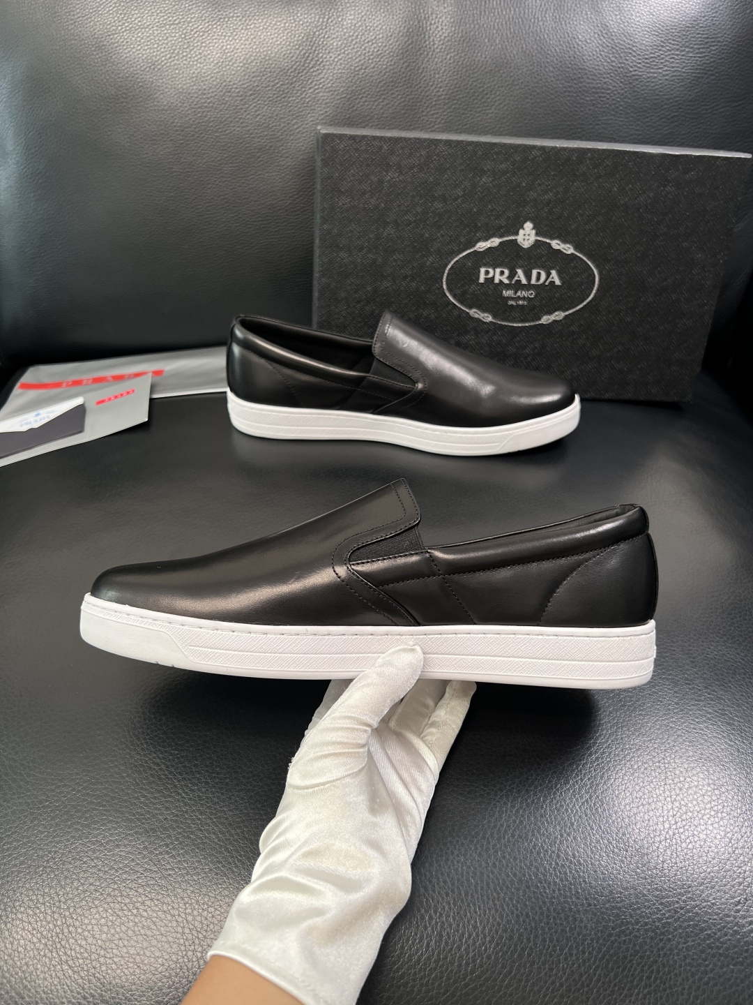 Prada  高品质  顶级工艺品，普拉达 专柜同步，原厂配置意大利进口牛皮面料，进口牛皮内里垫，透气舒