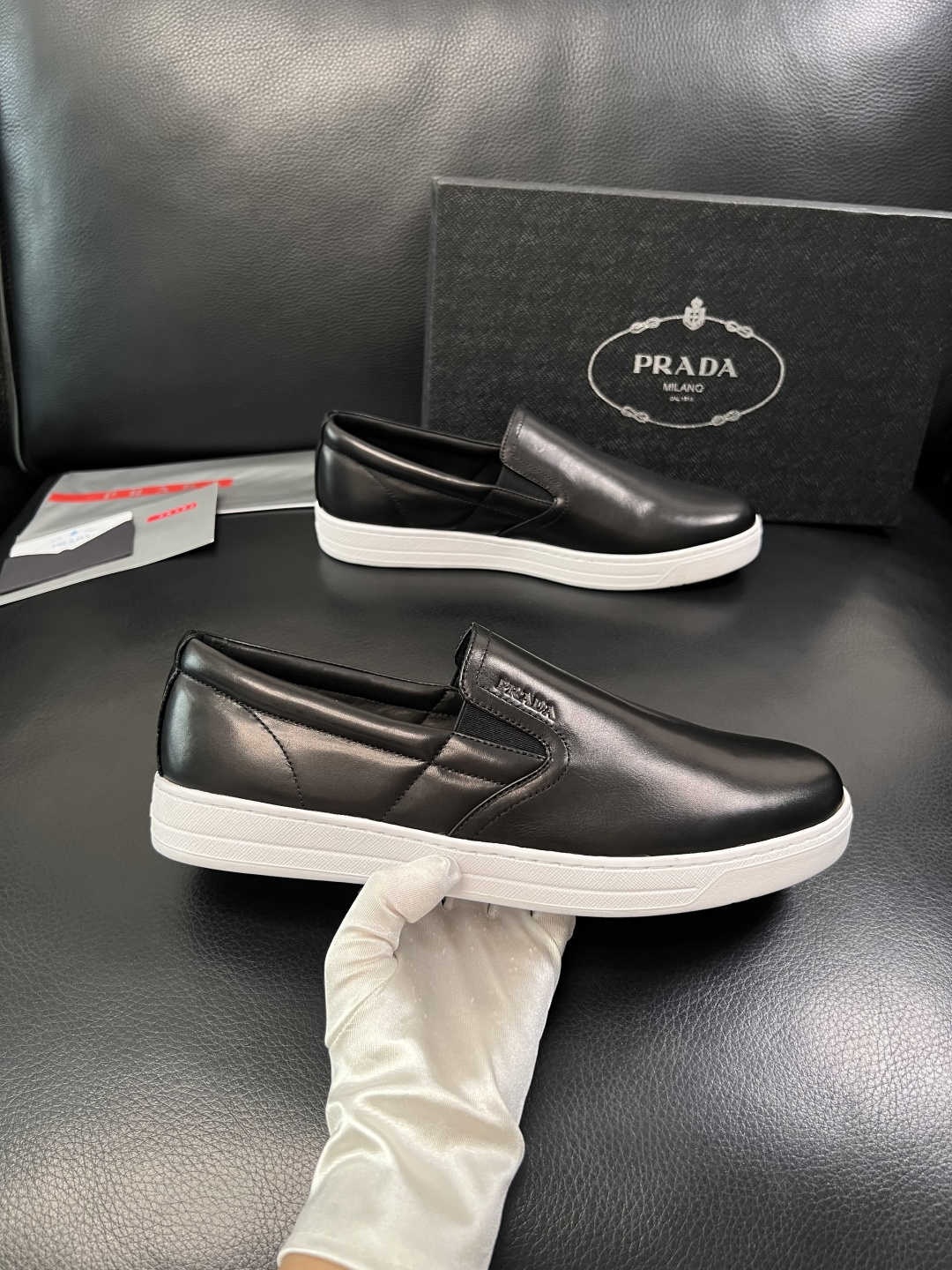 Prada  高品质  顶级工艺品，普拉达 专柜同步，原厂配置意大利进口牛皮面料，进口牛皮内里垫，透气舒