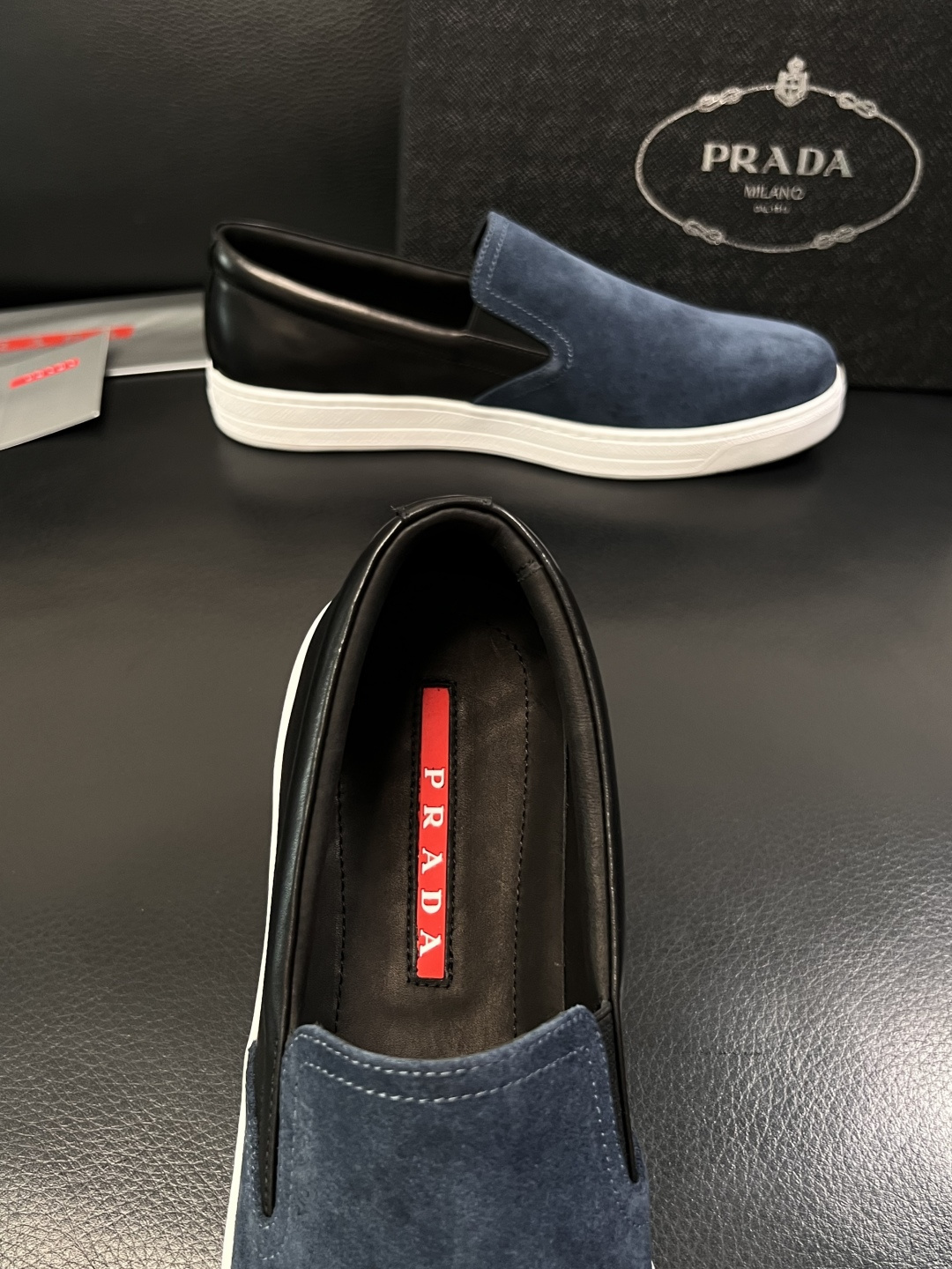 Prada  高品质  顶级工艺品，普拉达 专柜同步，原厂配置意大利进口牛皮面料，进口牛皮内里垫，透气舒