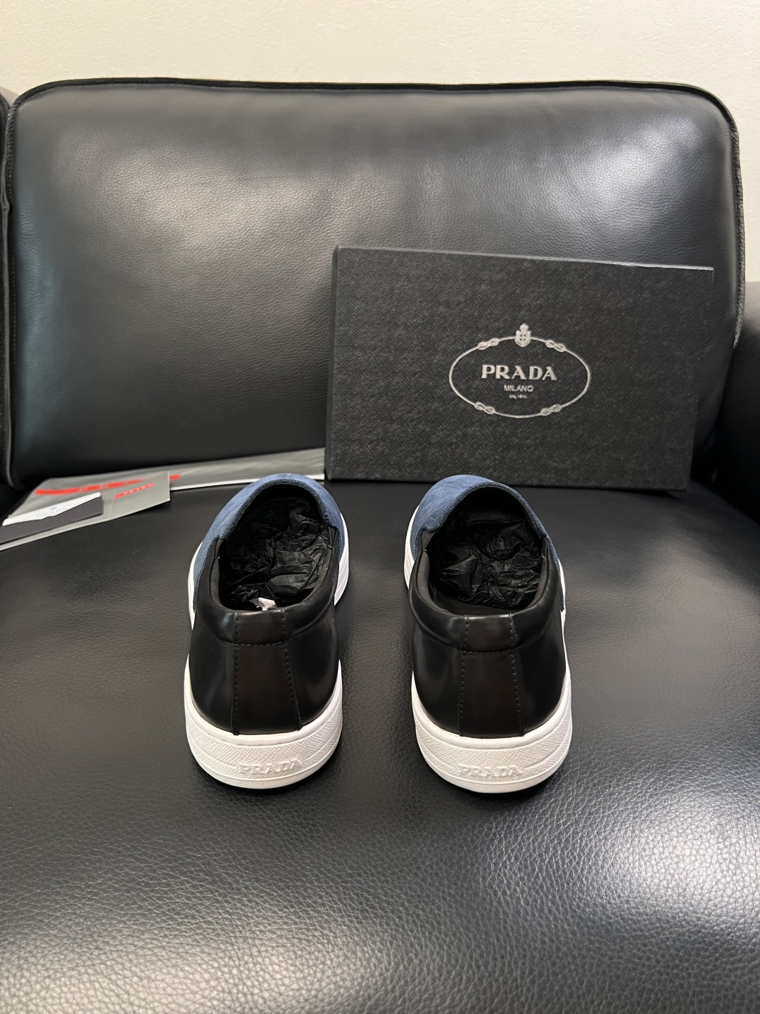 Prada  高品质  顶级工艺品，普拉达 专柜同步，原厂配置意大利进口牛皮面料，进口牛皮内里垫，透气舒