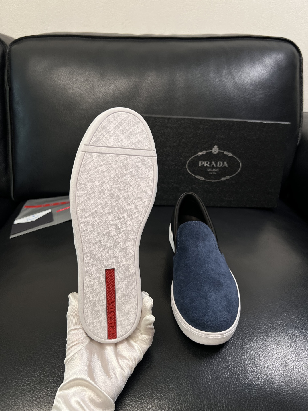 Prada  高品质  顶级工艺品，普拉达 专柜同步，原厂配置意大利进口牛皮面料，进口牛皮内里垫，透气舒