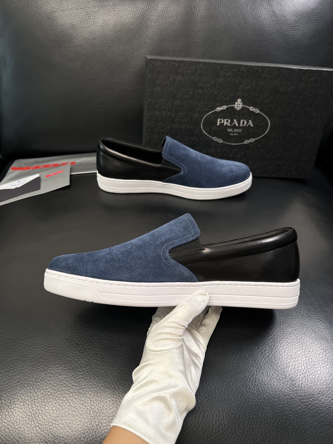 Prada  高品质  顶级工艺品，普拉达 专柜同步，原厂配置意大利进口牛皮面料，进口牛皮内里垫，透气舒