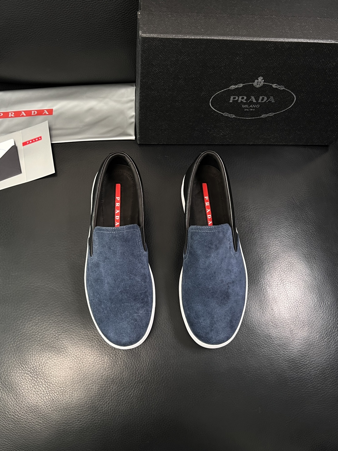 Prada  高品质  顶级工艺品，普拉达 专柜同步，原厂配置意大利进口牛皮面料，进口牛皮内里垫，透气舒