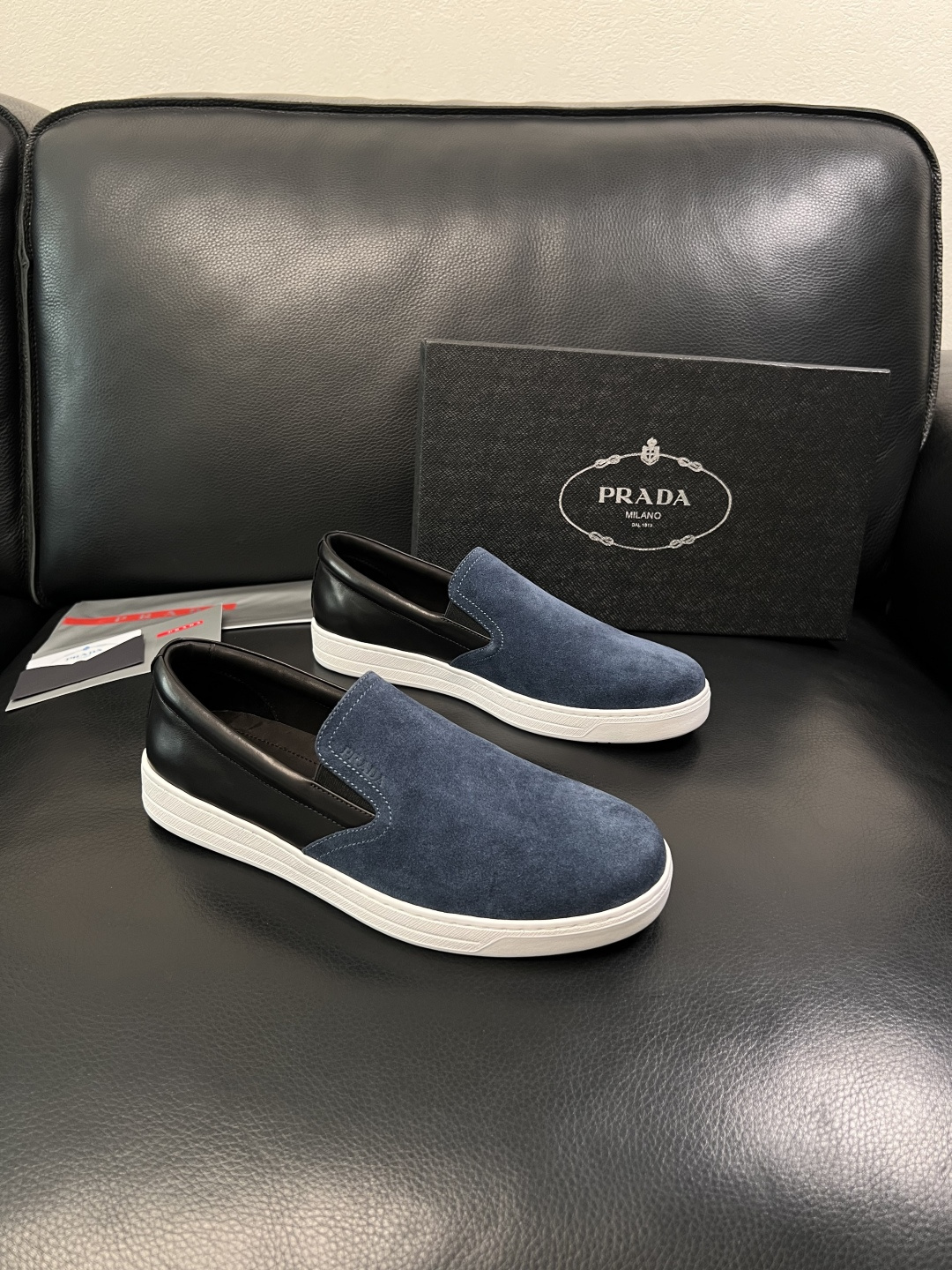 Prada  高品质  顶级工艺品，普拉达 专柜同步，原厂配置意大利进口牛皮面料，进口牛皮内里垫，透气舒