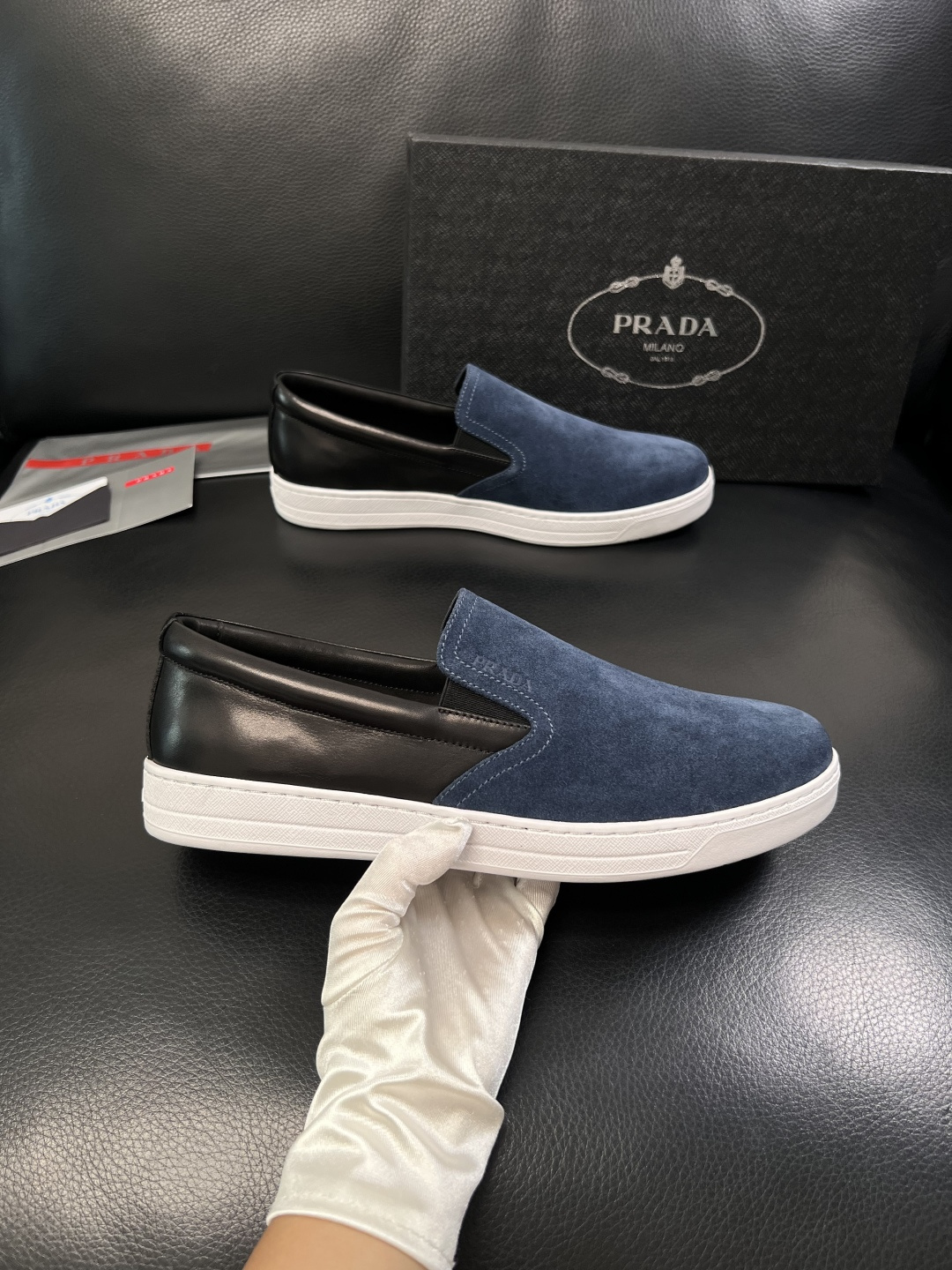 Prada  高品质  顶级工艺品，普拉达 专柜同步，原厂配置意大利进口牛皮面料，进口牛皮内里垫，透气舒