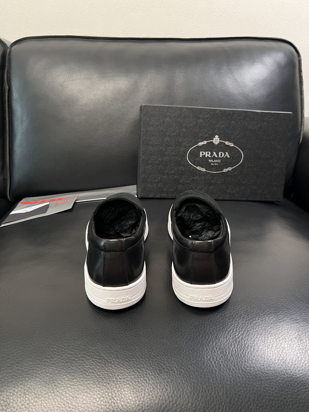 Prada  高品质  顶级工艺品，普拉达 专柜同步，原厂配置意大利进口牛皮面料，进口牛皮内里垫，透气舒