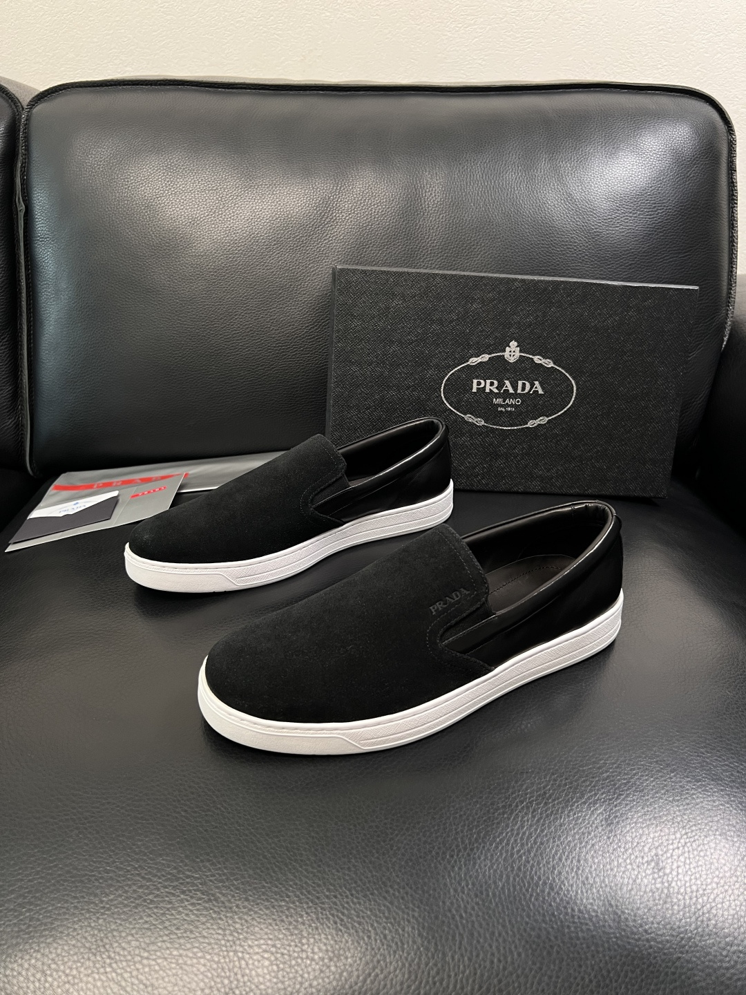 Prada  高品质  顶级工艺品，普拉达 专柜同步，原厂配置意大利进口牛皮面料，进口牛皮内里垫，透气舒