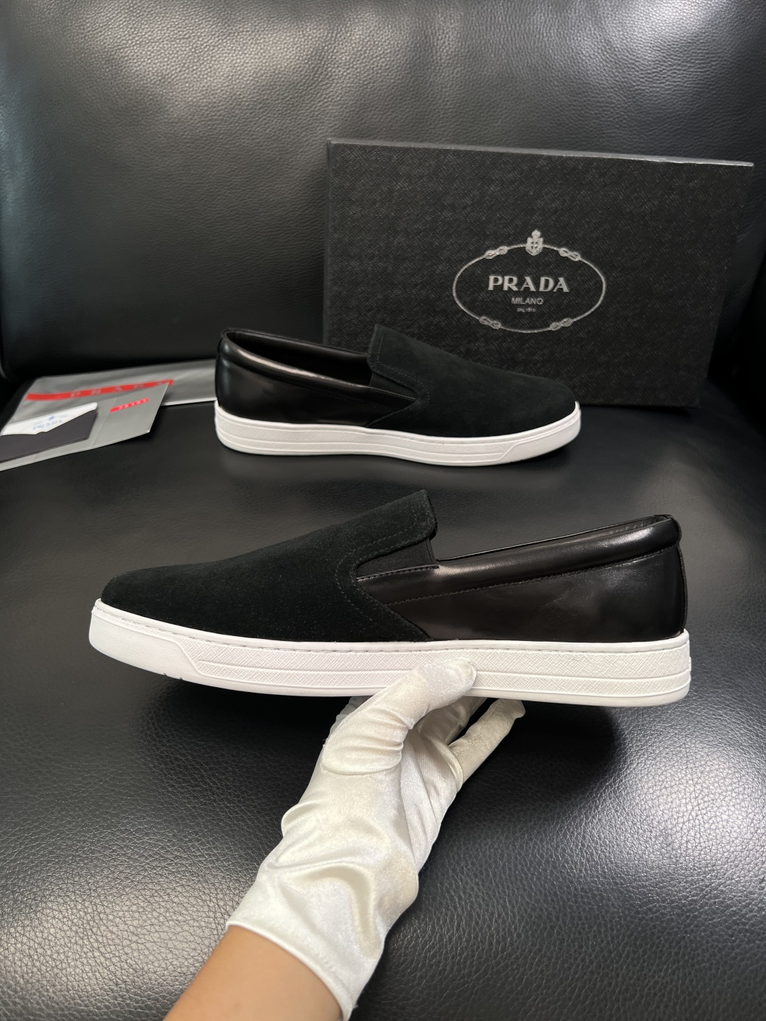 Prada  高品质  顶级工艺品，普拉达 专柜同步，原厂配置意大利进口牛皮面料，进口牛皮内里垫，透气舒