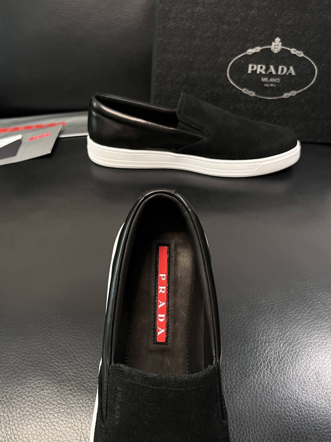 Prada  高品质  顶级工艺品，普拉达 专柜同步，原厂配置意大利进口牛皮面料，进口牛皮内里垫，透气舒