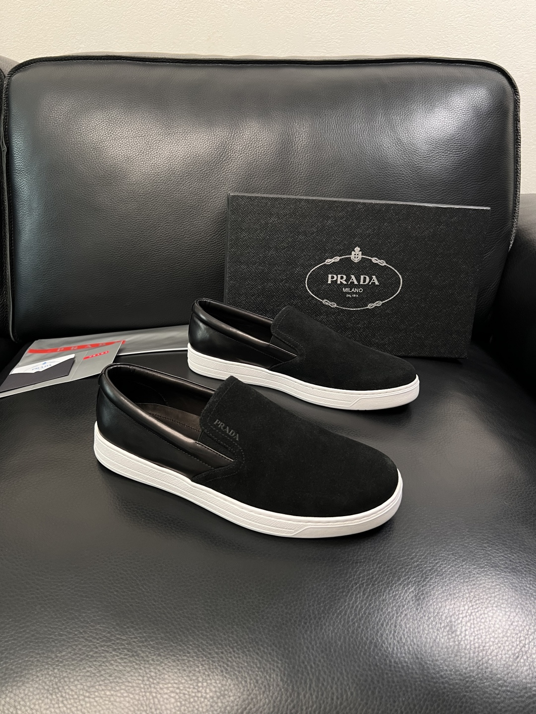 Prada  高品质  顶级工艺品，普拉达 专柜同步，原厂配置意大利进口牛皮面料，进口牛皮内里垫，透气舒