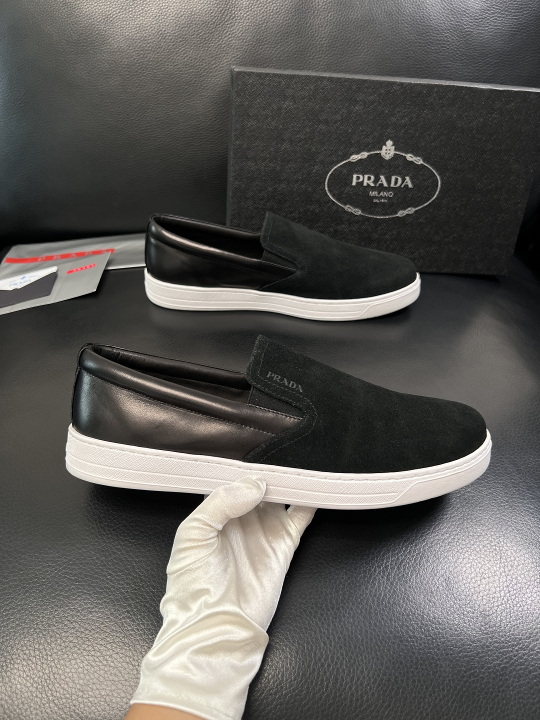 Prada  高品质  顶级工艺品，普拉达 专柜同步，原厂配置意大利进口牛皮面料，进口牛皮内里垫，透气舒