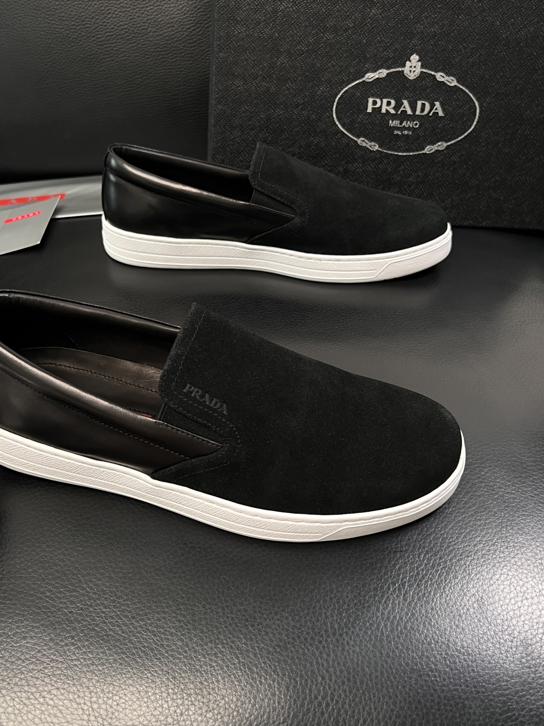 Prada  高品质  顶级工艺品，普拉达 专柜同步，原厂配置意大利进口牛皮面料，进口牛皮内里垫，透气舒