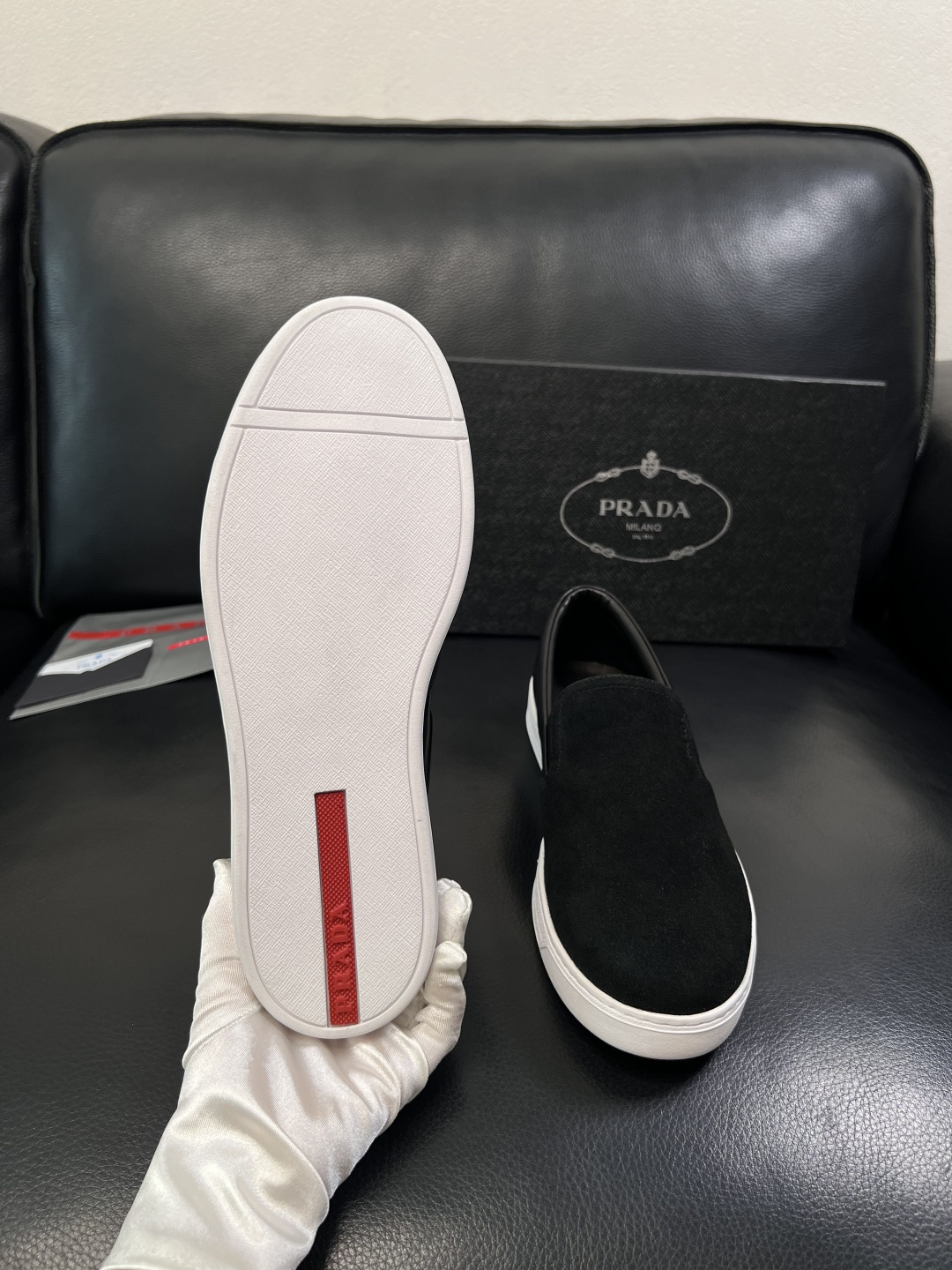 Prada  高品质  顶级工艺品，普拉达 专柜同步，原厂配置意大利进口牛皮面料，进口牛皮内里垫，透气舒
