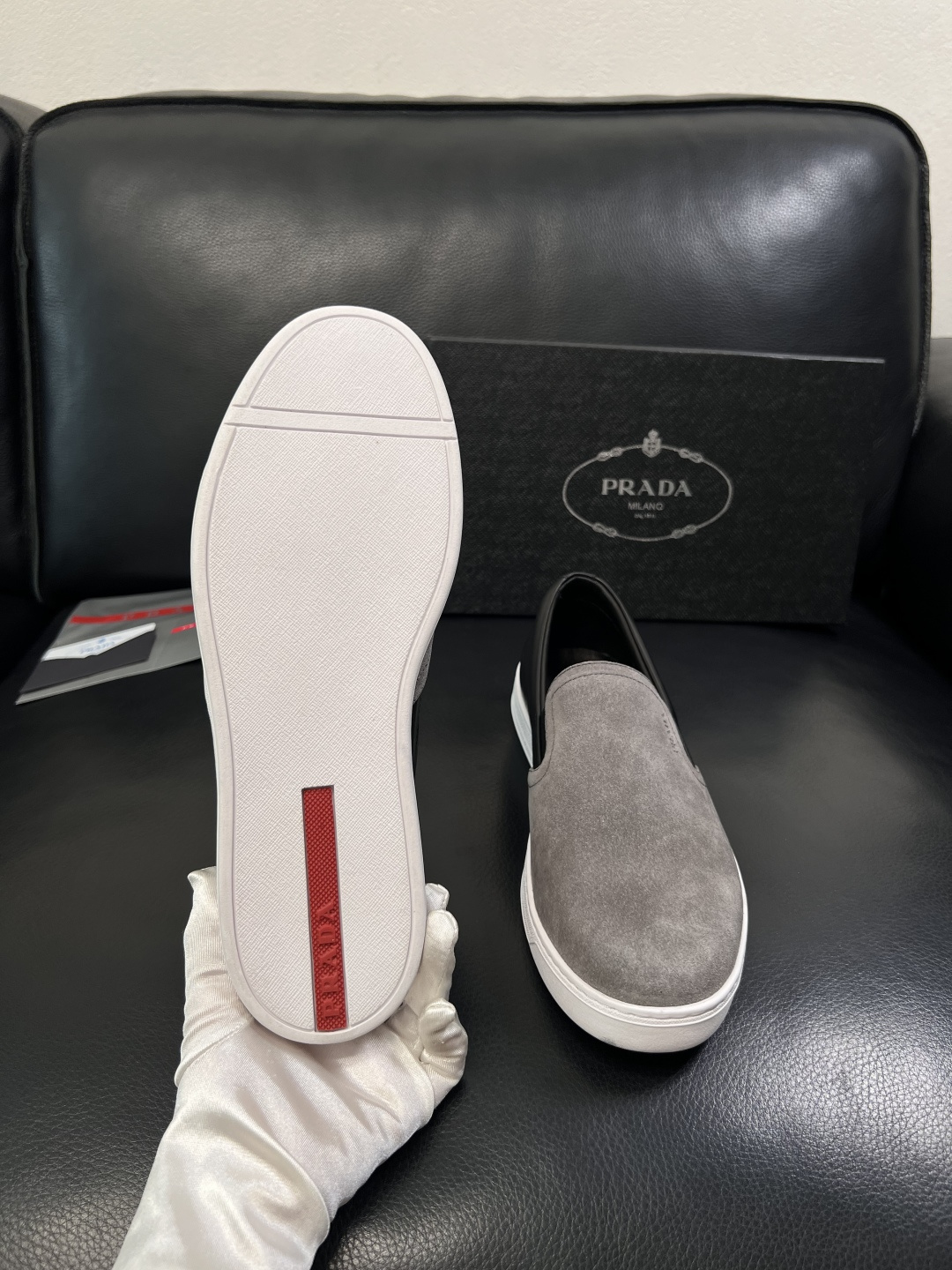 Prada  高品质  顶级工艺品，普拉达 专柜同步，原厂配置意大利进口牛皮面料，进口牛皮内里垫，透气舒
