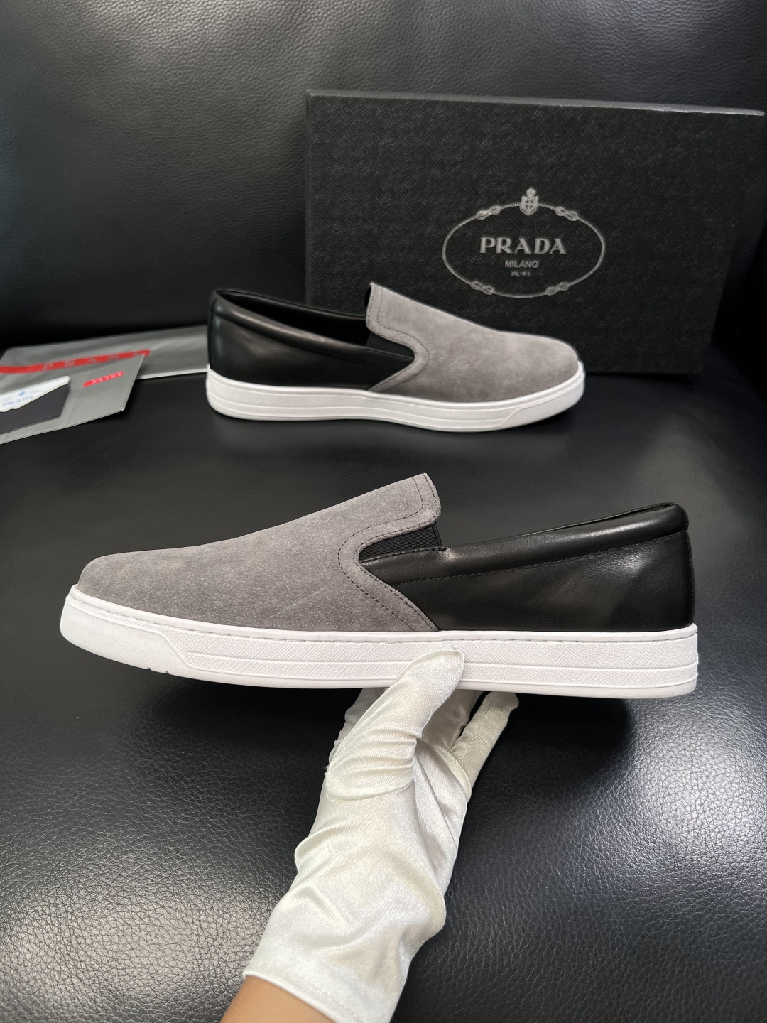 Prada  高品质  顶级工艺品，普拉达 专柜同步，原厂配置意大利进口牛皮面料，进口牛皮内里垫，透气舒