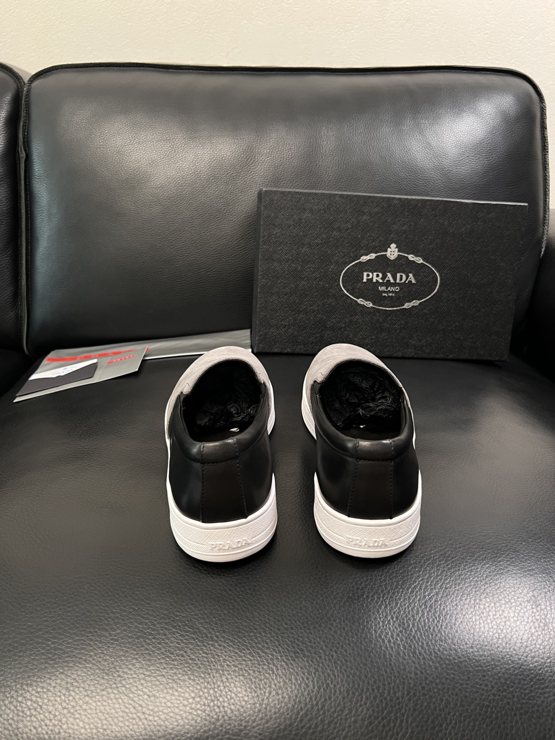 Prada  高品质  顶级工艺品，普拉达 专柜同步，原厂配置意大利进口牛皮面料，进口牛皮内里垫，透气舒
