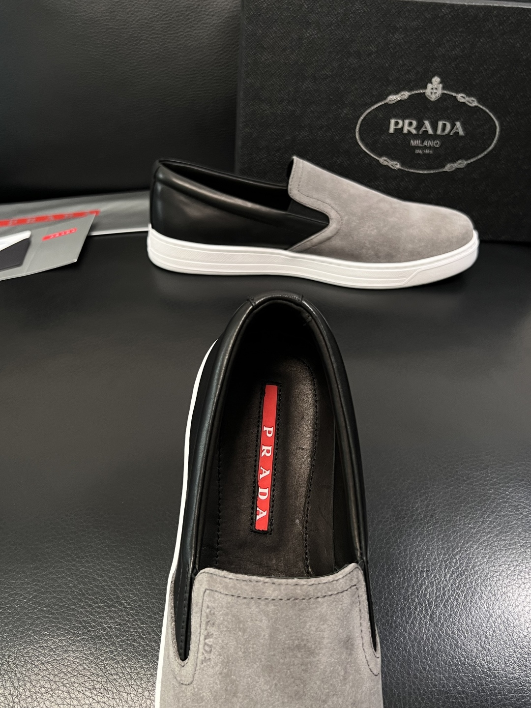 Prada  高品质  顶级工艺品，普拉达 专柜同步，原厂配置意大利进口牛皮面料，进口牛皮内里垫，透气舒