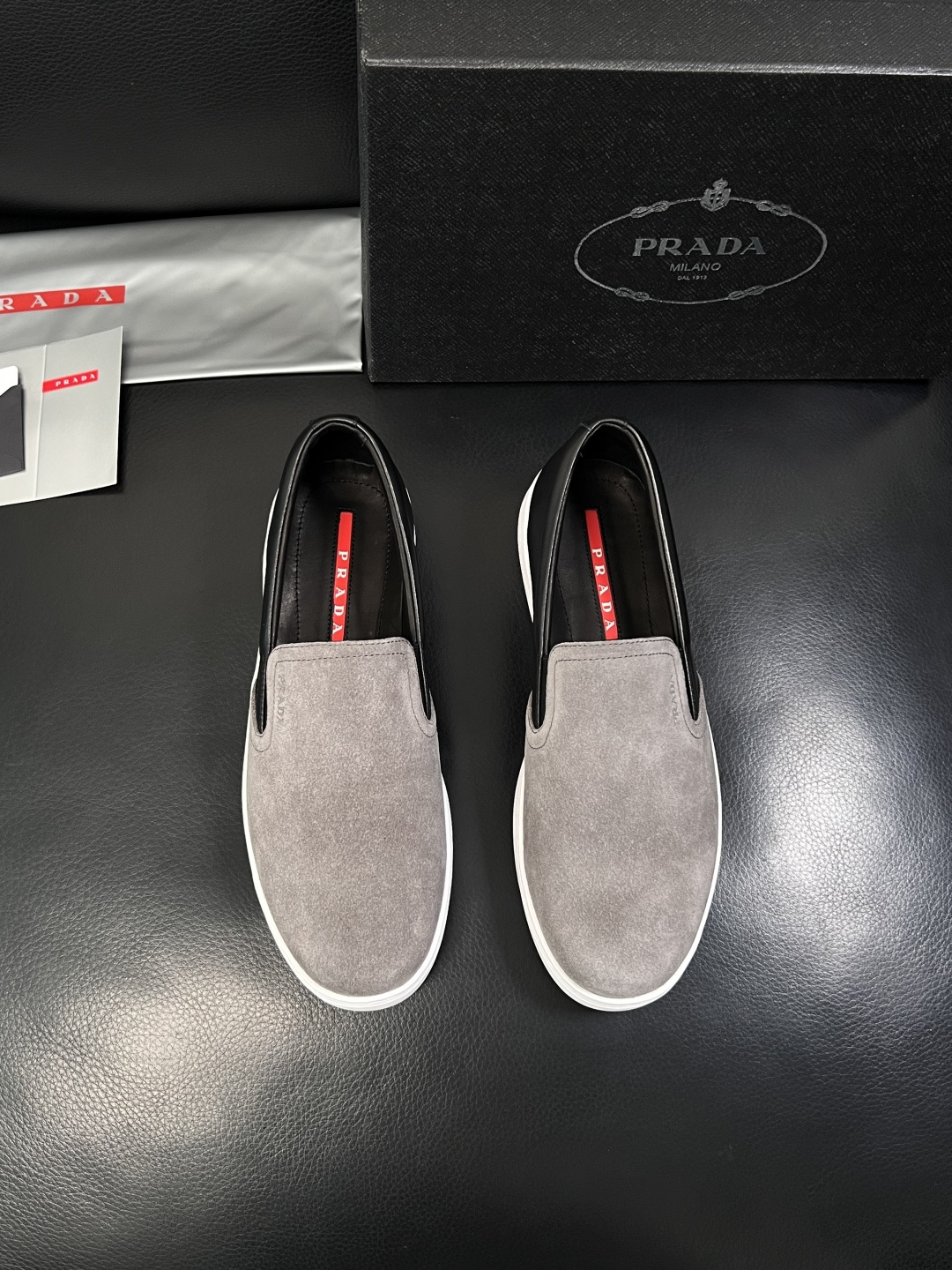 Prada  高品质  顶级工艺品，普拉达 专柜同步，原厂配置意大利进口牛皮面料，进口牛皮内里垫，透气舒
