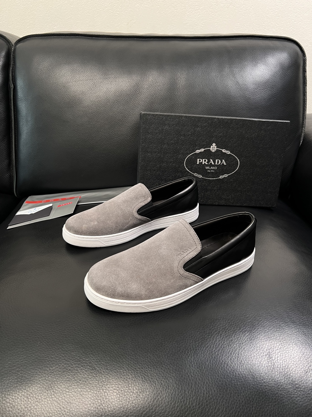Prada  高品质  顶级工艺品，普拉达 专柜同步，原厂配置意大利进口牛皮面料，进口牛皮内里垫，透气舒