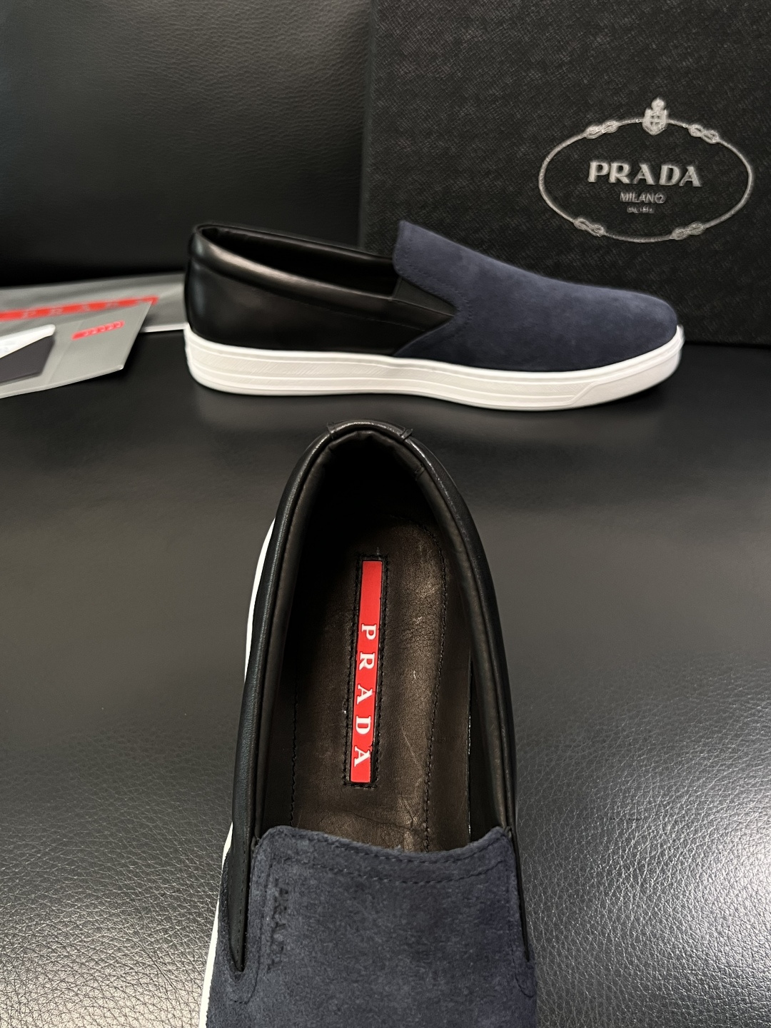 Prada  高品质  顶级工艺品，普拉达 专柜同步，原厂配置意大利进口牛皮面料，进口牛皮内里垫，透气舒