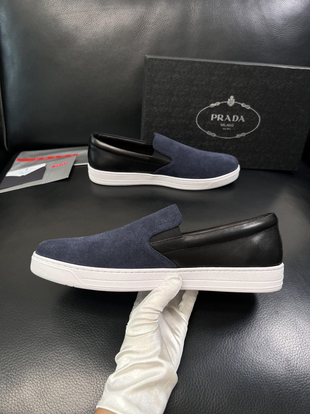 Prada  高品质  顶级工艺品，普拉达 专柜同步，原厂配置意大利进口牛皮面料，进口牛皮内里垫，透气舒