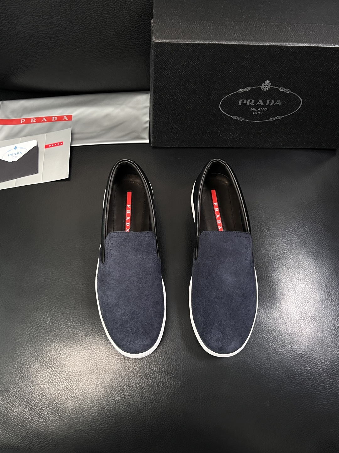Prada  高品质  顶级工艺品，普拉达 专柜同步，原厂配置意大利进口牛皮面料，进口牛皮内里垫，透气舒