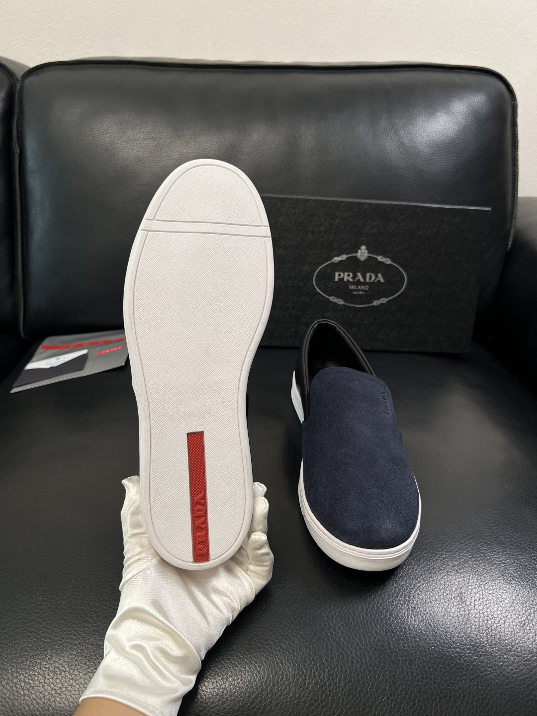 Prada  高品质  顶级工艺品，普拉达 专柜同步，原厂配置意大利进口牛皮面料，进口牛皮内里垫，透气舒
