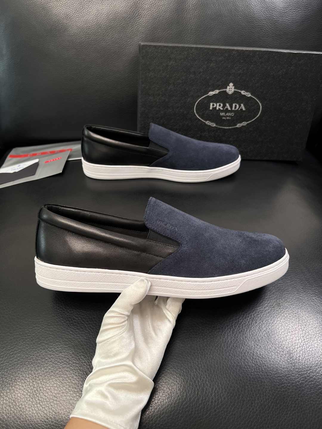 Prada  高品质  顶级工艺品，普拉达 专柜同步，原厂配置意大利进口牛皮面料，进口牛皮内里垫，透气舒