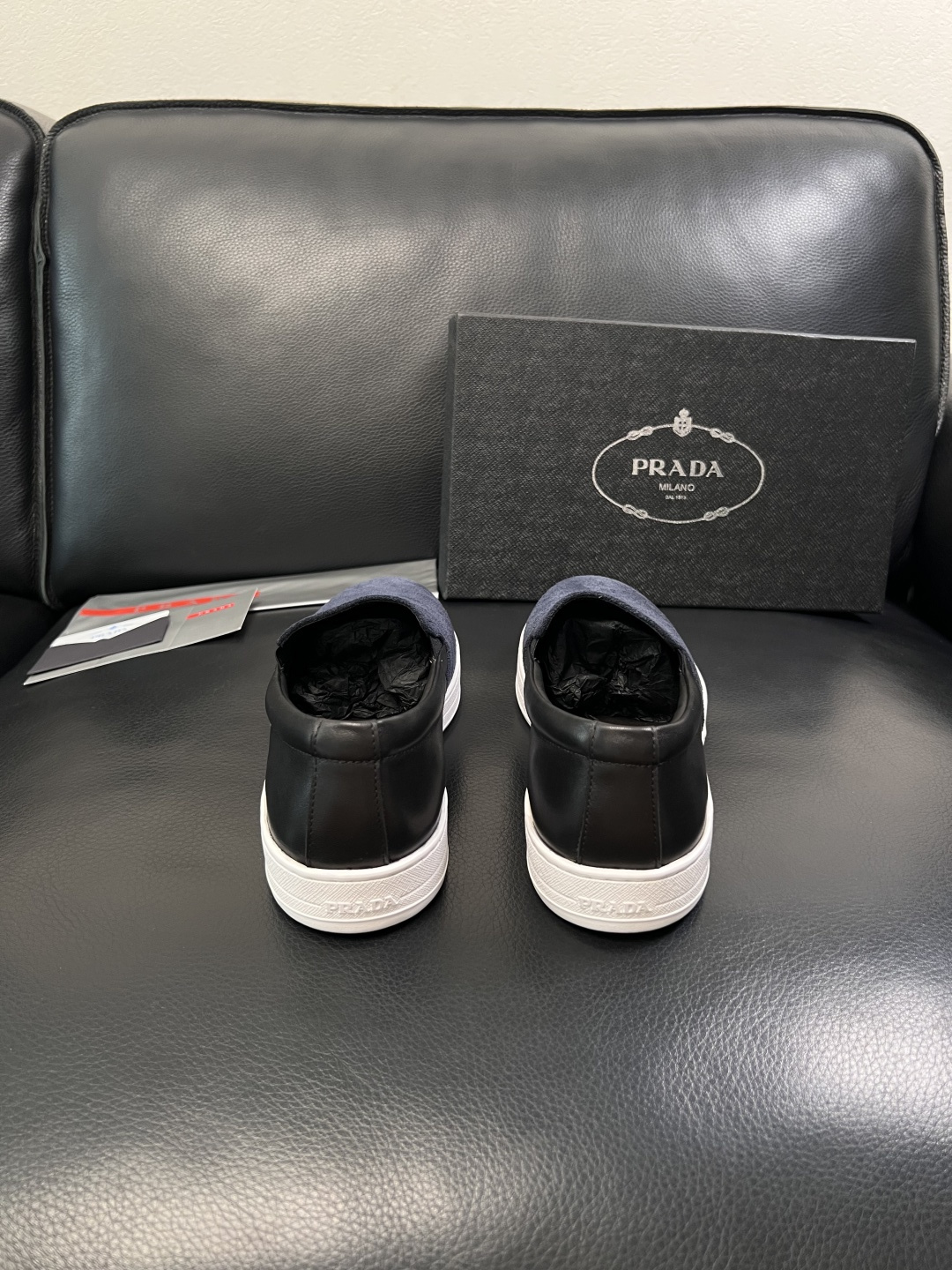 Prada  高品质  顶级工艺品，普拉达 专柜同步，原厂配置意大利进口牛皮面料，进口牛皮内里垫，透气舒