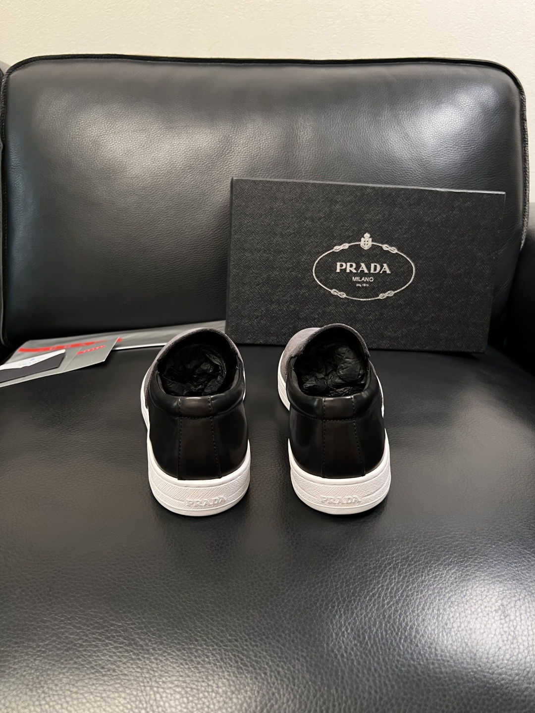 Prada  高品质  顶级工艺品，普拉达 专柜同步，原厂配置意大利进口牛皮面料，进口牛皮内里垫，透气舒