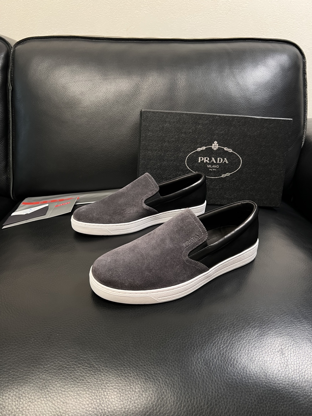 Prada  高品质  顶级工艺品，普拉达 专柜同步，原厂配置意大利进口牛皮面料，进口牛皮内里垫，透气舒