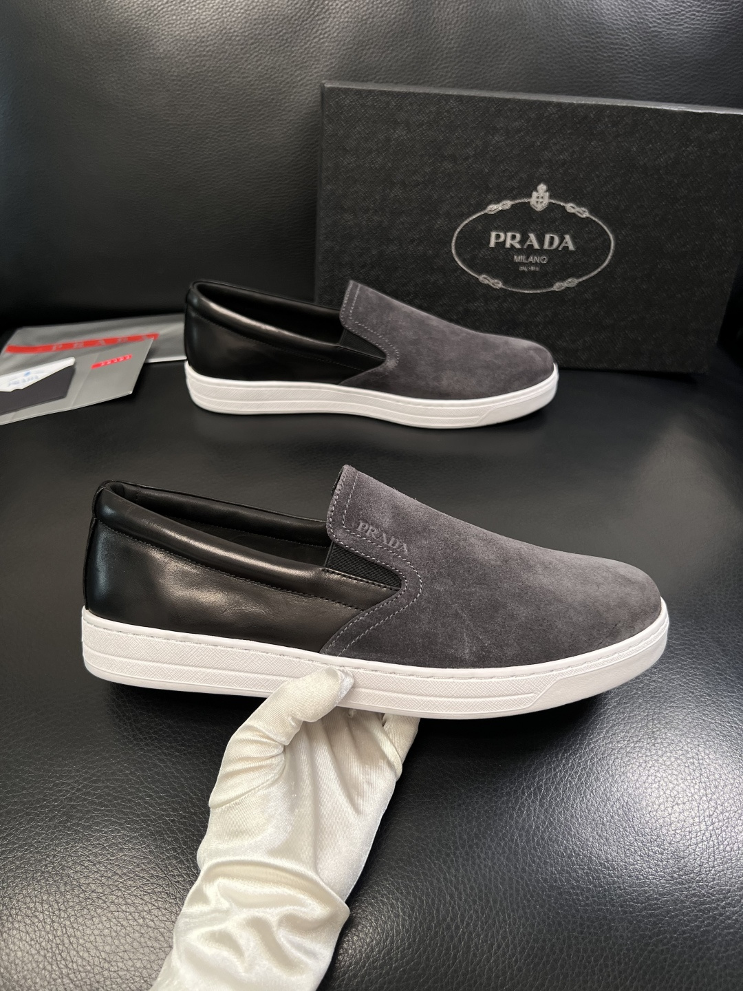 Prada  高品质  顶级工艺品，普拉达 专柜同步，原厂配置意大利进口牛皮面料，进口牛皮内里垫，透气舒