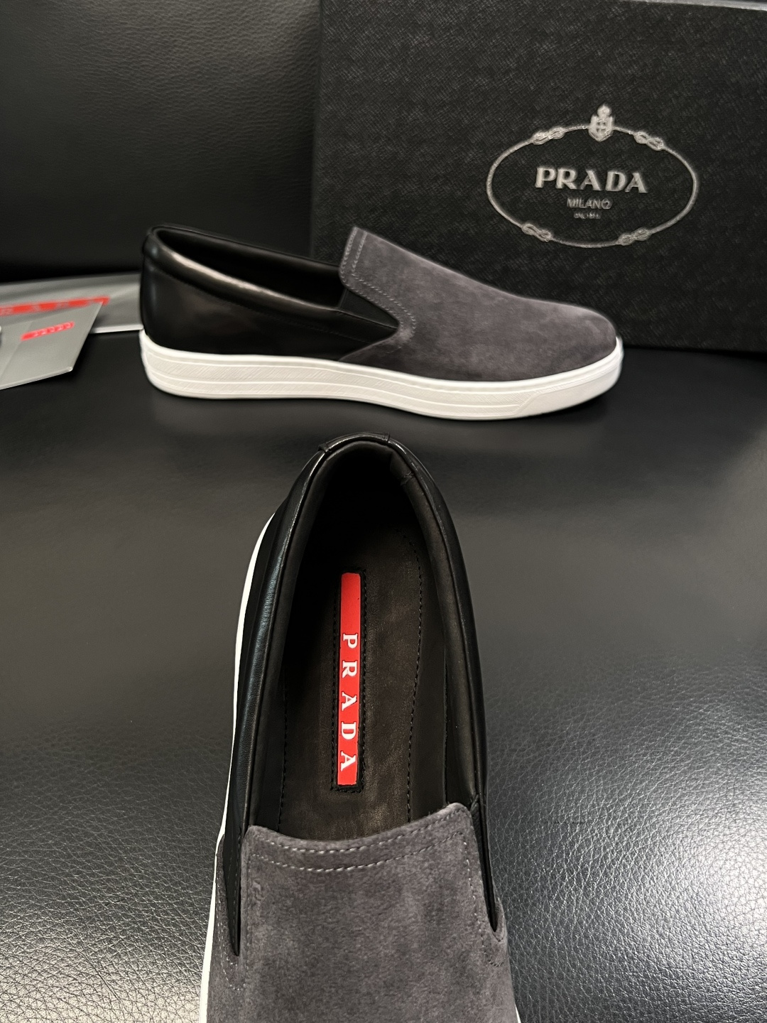 Prada  高品质  顶级工艺品，普拉达 专柜同步，原厂配置意大利进口牛皮面料，进口牛皮内里垫，透气舒