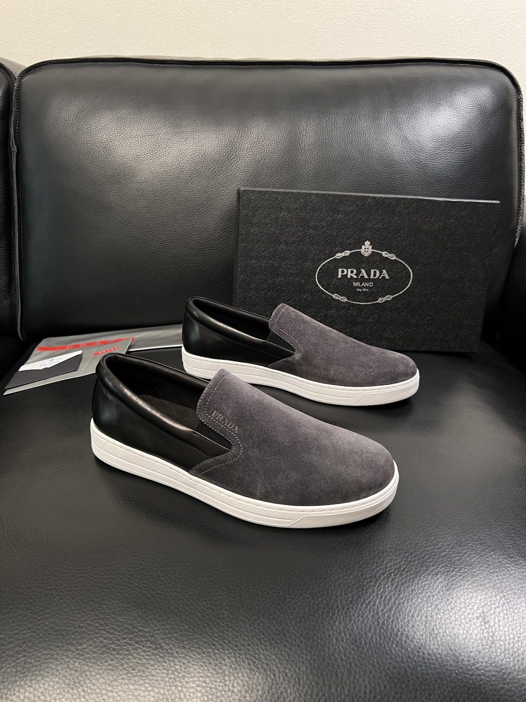 Prada  高品质  顶级工艺品，普拉达 专柜同步，原厂配置意大利进口牛皮面料，进口牛皮内里垫，透气舒