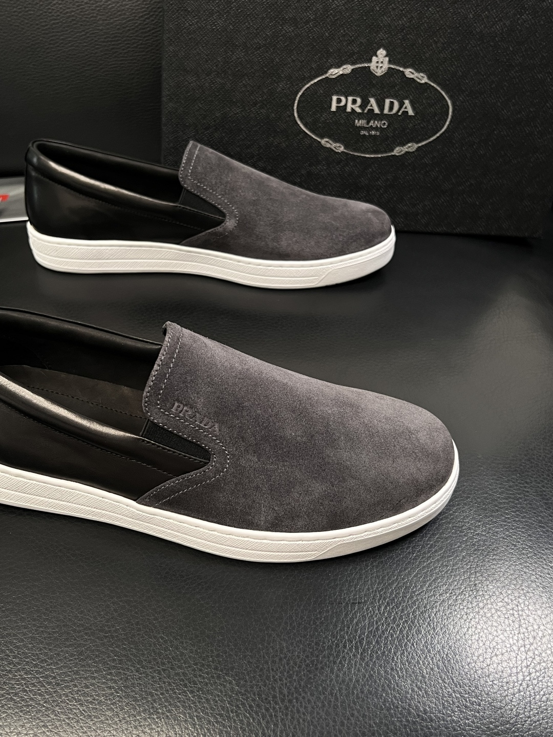 Prada  高品质  顶级工艺品，普拉达 专柜同步，原厂配置意大利进口牛皮面料，进口牛皮内里垫，透气舒