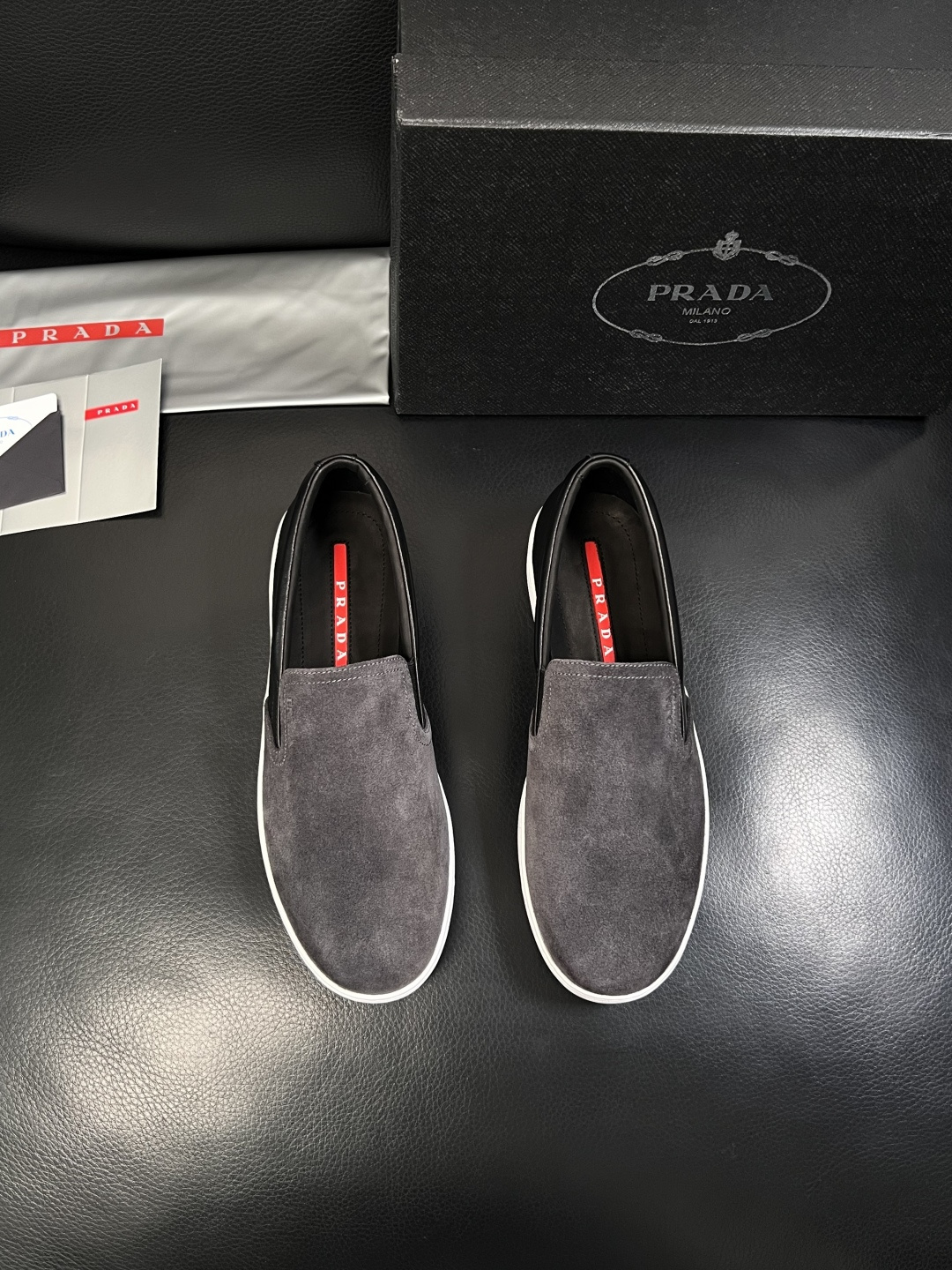 Prada  高品质  顶级工艺品，普拉达 专柜同步，原厂配置意大利进口牛皮面料，进口牛皮内里垫，透气舒