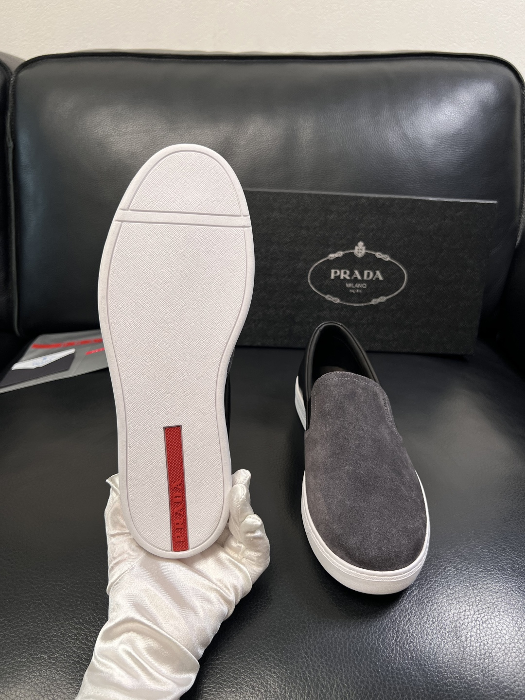 Prada  高品质  顶级工艺品，普拉达 专柜同步，原厂配置意大利进口牛皮面料，进口牛皮内里垫，透气舒