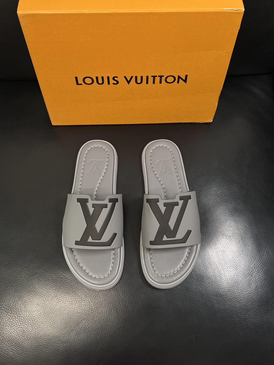 Lv  高品质  顶级工艺品  路易威登，拖鞋  专柜同步原厂配置，鞋面意大利进口，高品质拼接缤纷色彩复