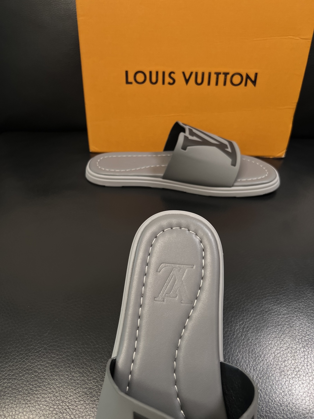 Lv  高品质  顶级工艺品  路易威登，拖鞋  专柜同步原厂配置，鞋面意大利进口，高品质拼接缤纷色彩复