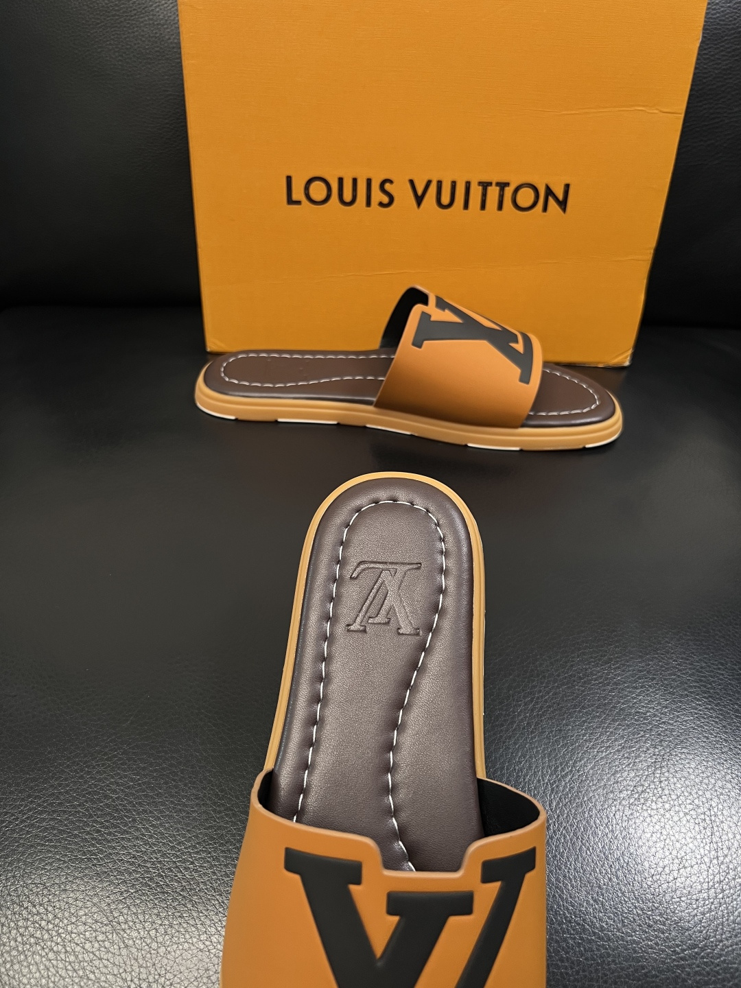 Lv  高品质  顶级工艺品  路易威登，拖鞋  专柜同步原厂配置，鞋面意大利进口，高品质拼接缤纷色彩复