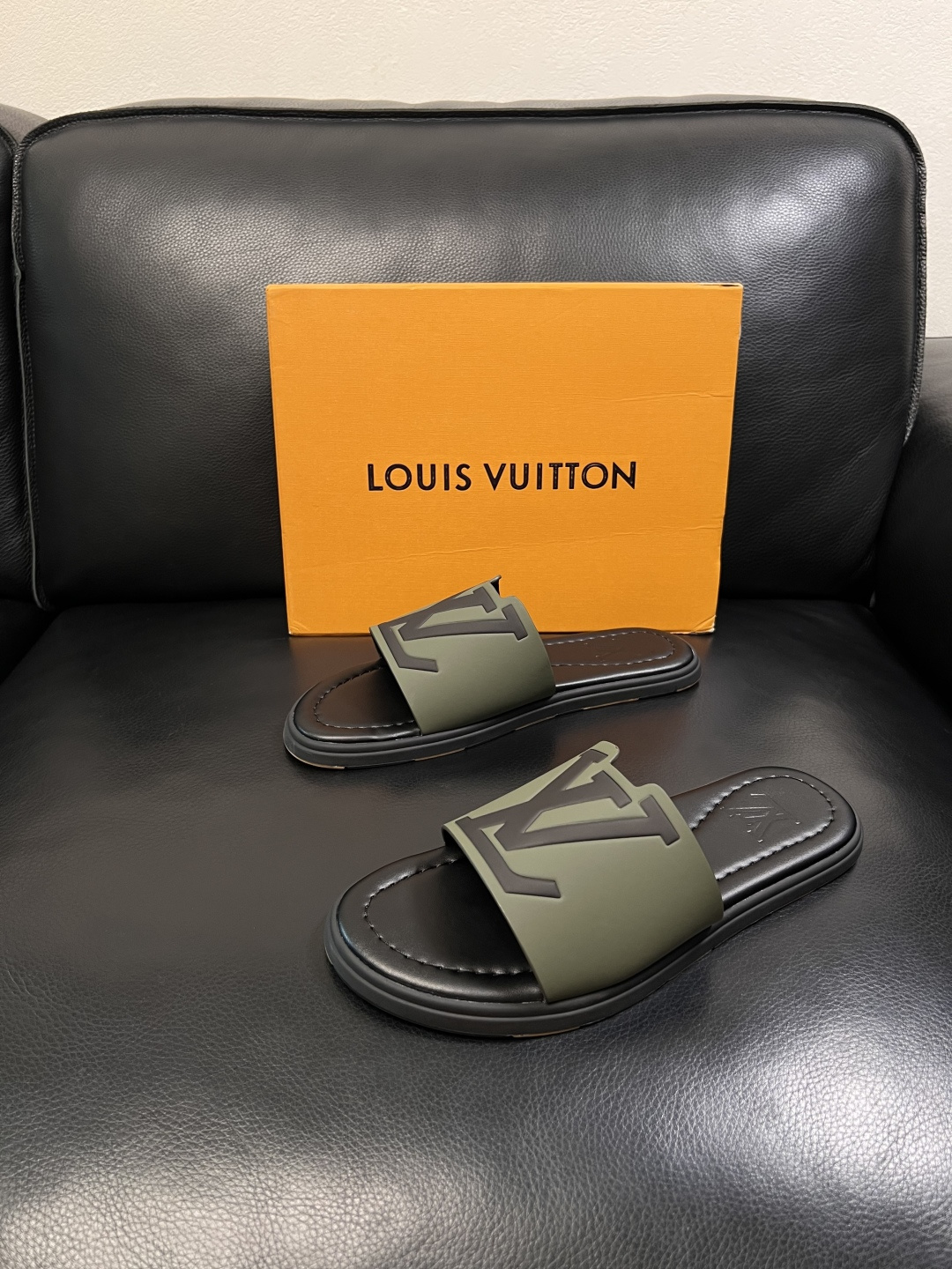 Lv  高品质  顶级工艺品  路易威登，拖鞋  专柜同步原厂配置，鞋面意大利进口，高品质拼接缤纷色彩复