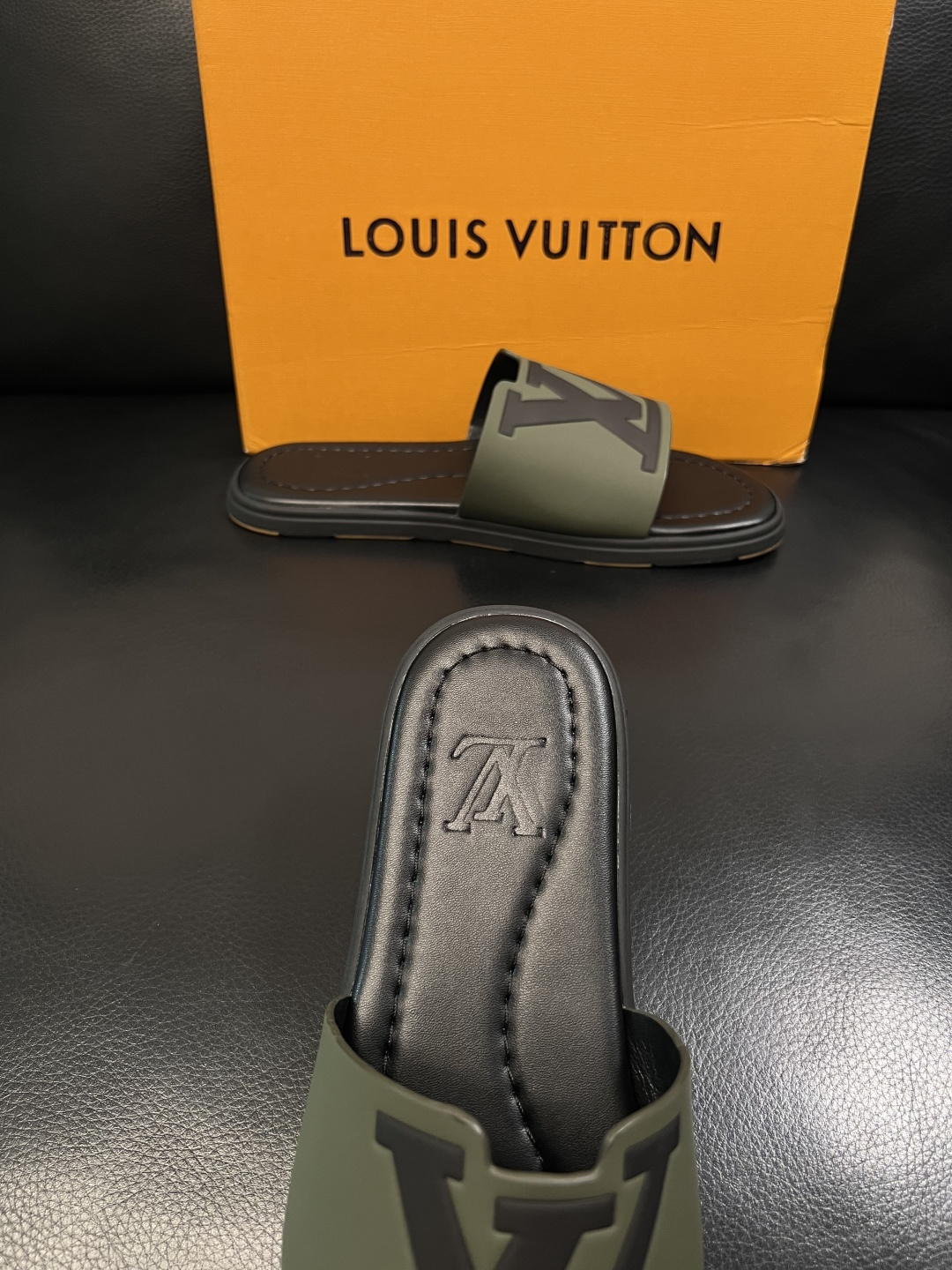 Lv  高品质  顶级工艺品  路易威登，拖鞋  专柜同步原厂配置，鞋面意大利进口，高品质拼接缤纷色彩复