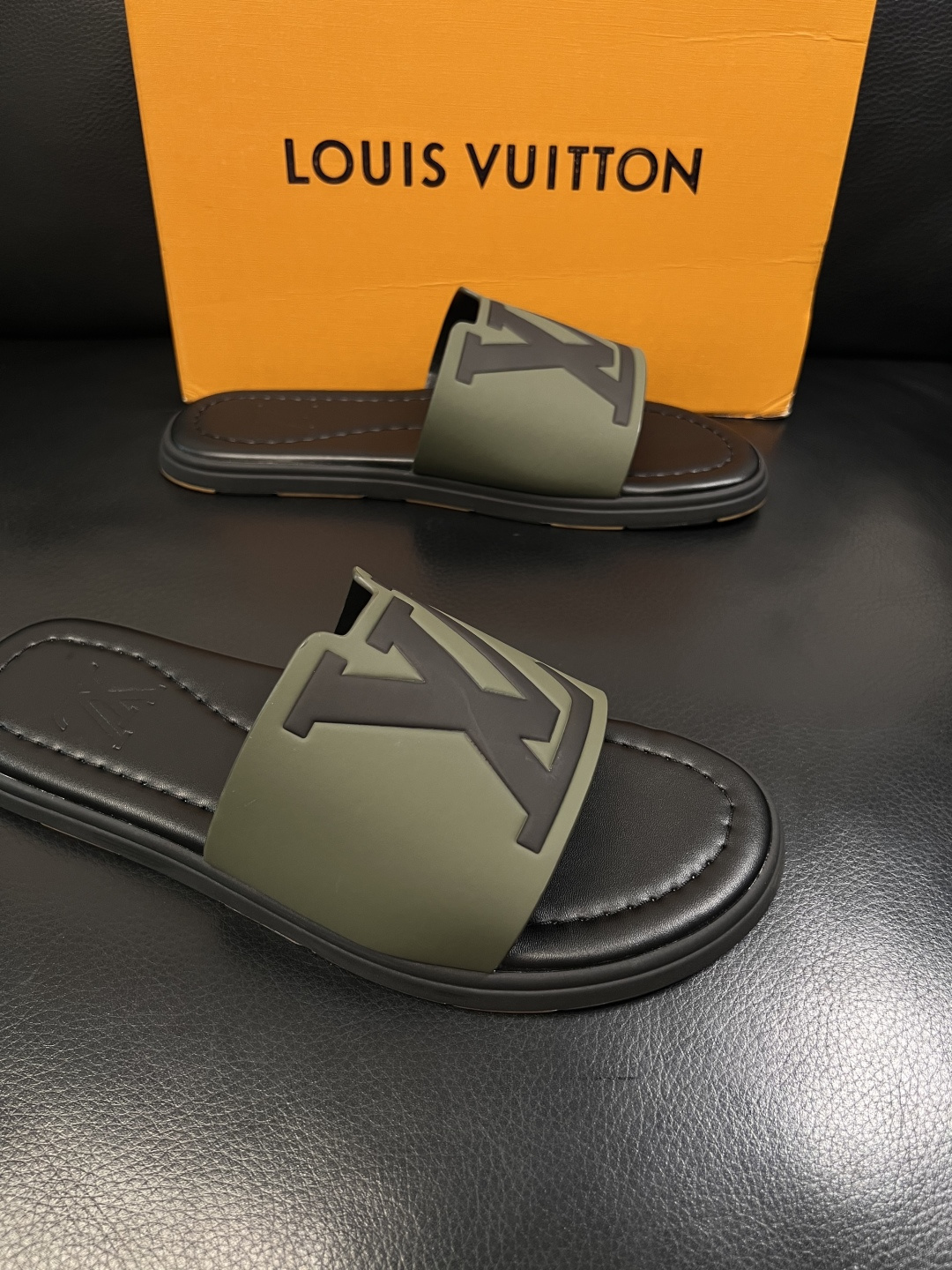 Lv  高品质  顶级工艺品  路易威登，拖鞋  专柜同步原厂配置，鞋面意大利进口，高品质拼接缤纷色彩复