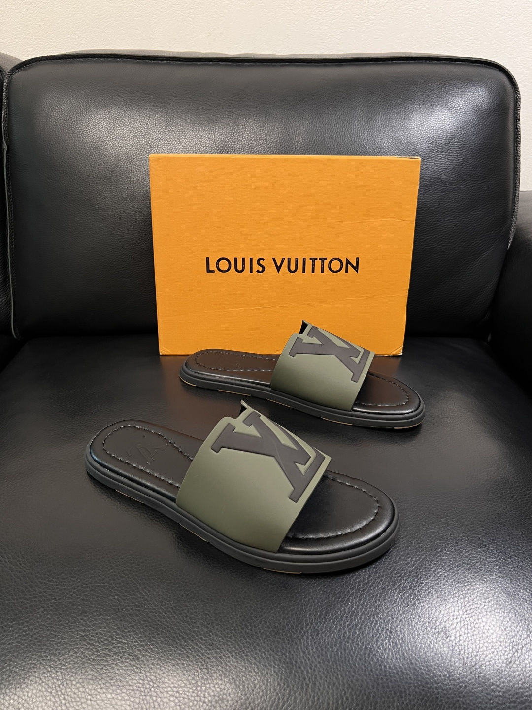 Lv  高品质  顶级工艺品  路易威登，拖鞋  专柜同步原厂配置，鞋面意大利进口，高品质拼接缤纷色彩复
