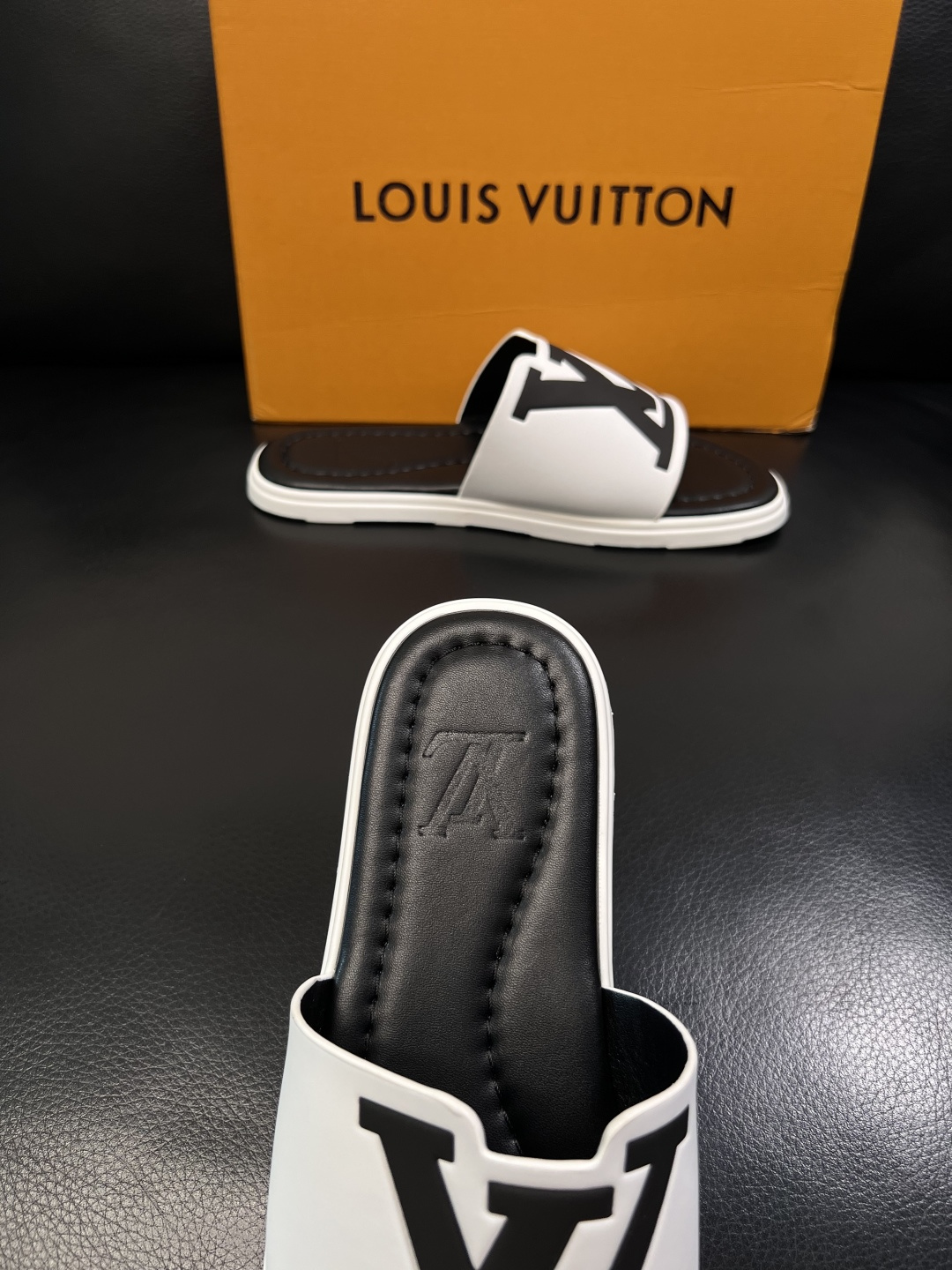Lv  高品质  顶级工艺品  路易威登，拖鞋  专柜同步原厂配置，鞋面意大利进口，高品质拼接缤纷色彩复