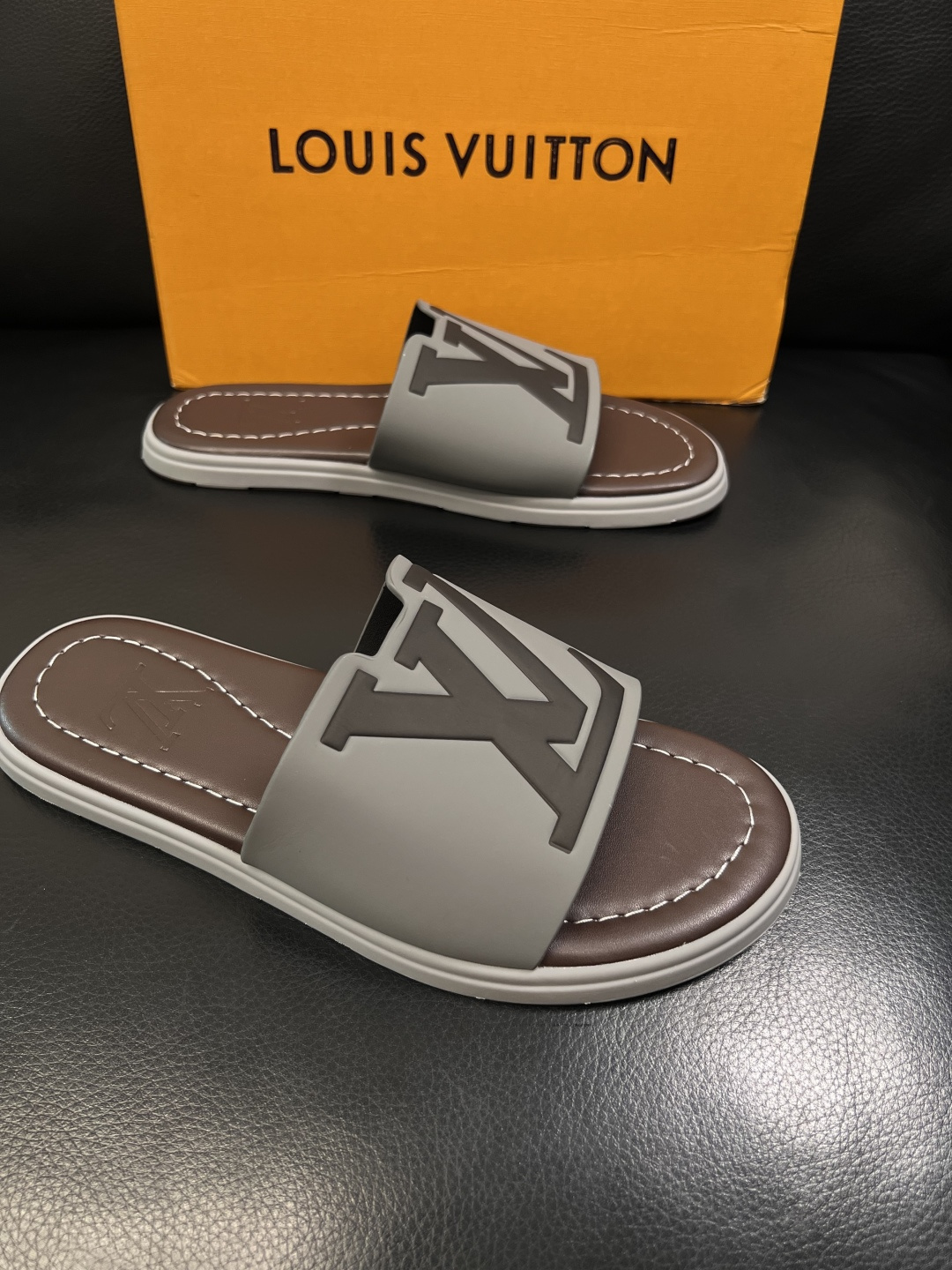 Lv  高品质  顶级工艺品  路易威登，拖鞋  专柜同步原厂配置，鞋面意大利进口，高品质拼接缤纷色彩复