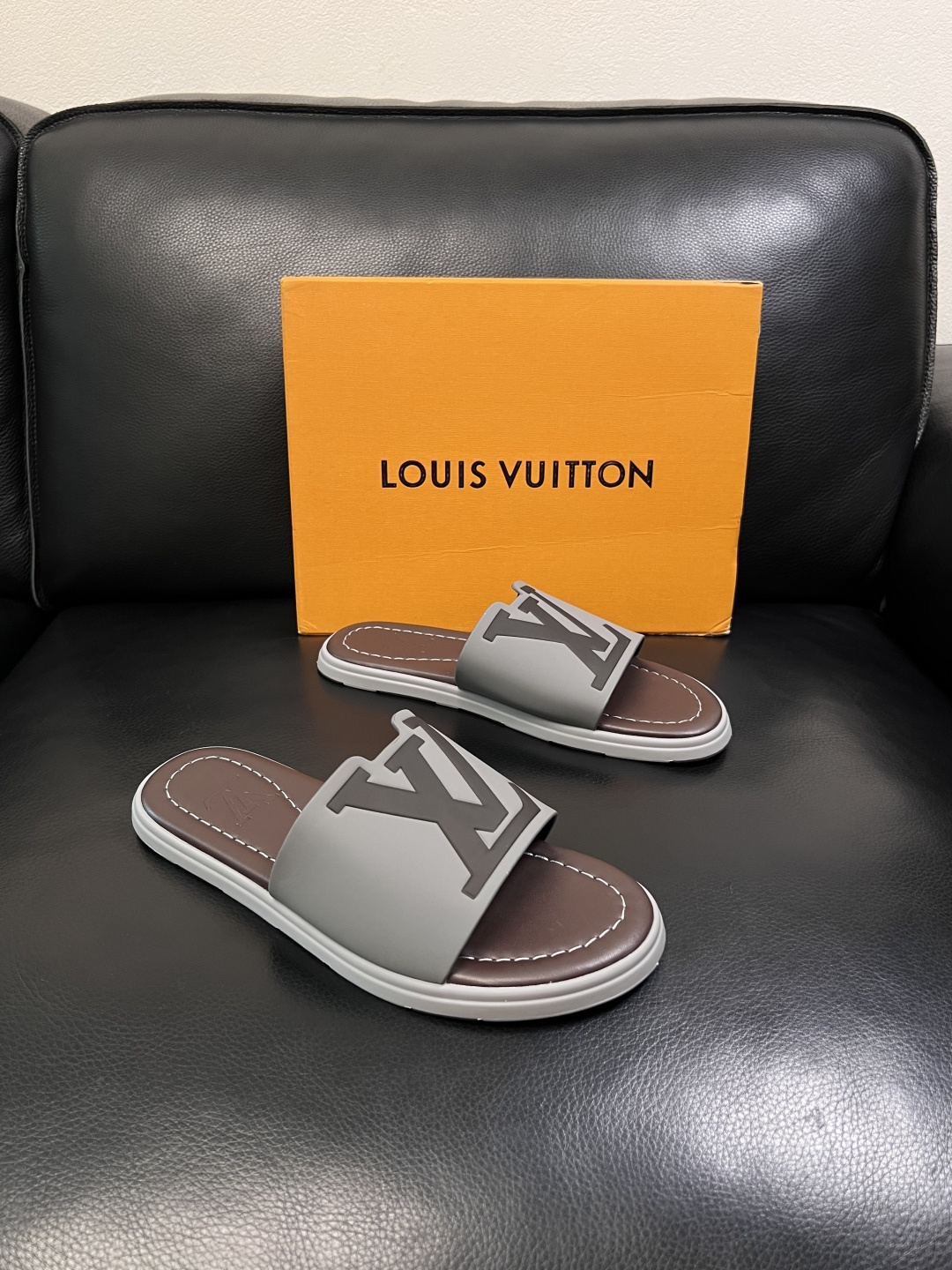 Lv  高品质  顶级工艺品  路易威登，拖鞋  专柜同步原厂配置，鞋面意大利进口，高品质拼接缤纷色彩复